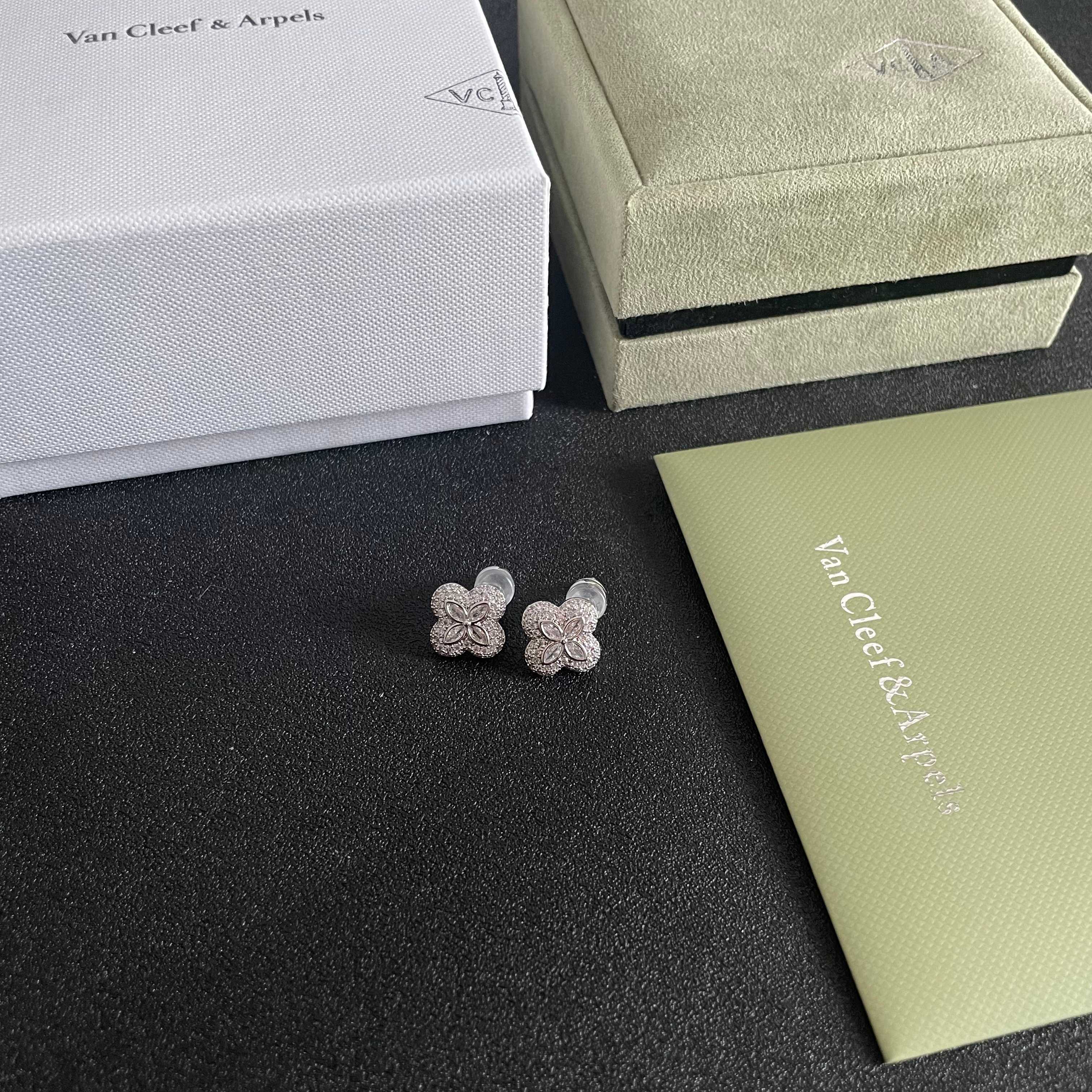 Vca 梵克雅宝 满钻四叶草 耳钉 上耳显得脸蛋小 经典四叶草造型 诠释幸福的定义 满钻微镶blingb