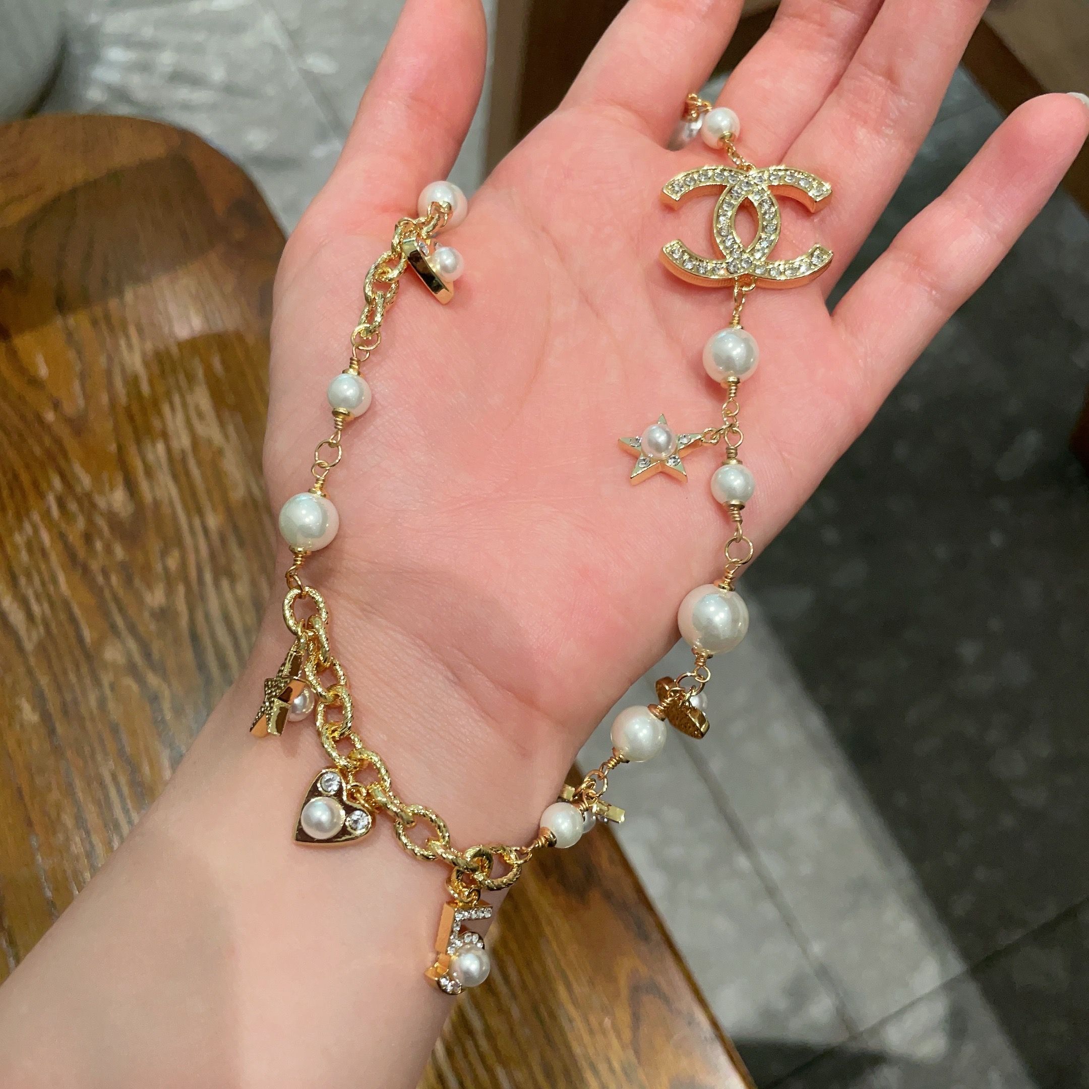 Chanel香奈儿 中古 字母项链👀小香家的款式真心无需多介绍😘🎶每一款都超好看，精致大方，非常显气质.