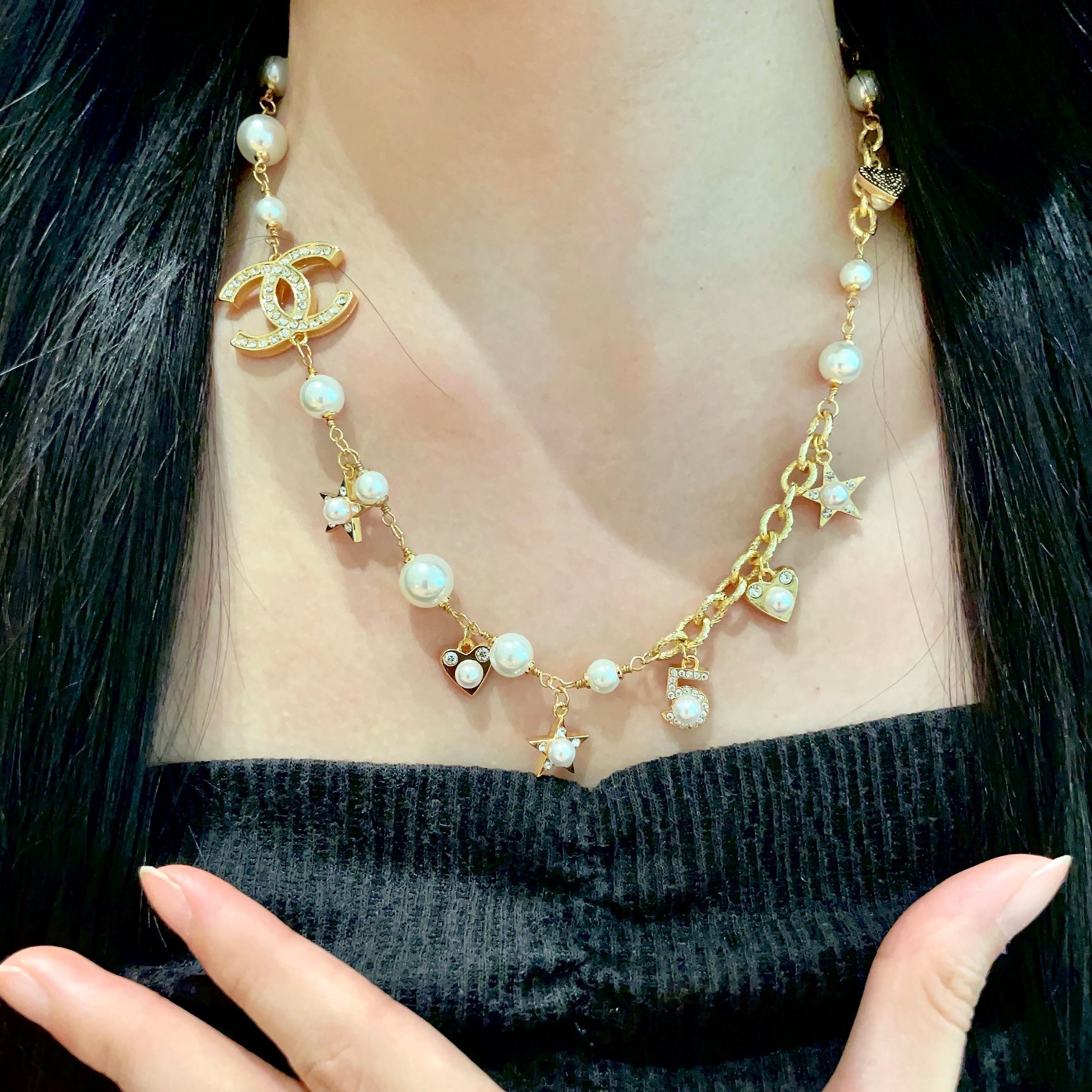 Chanel香奈儿 中古 字母项链👀小香家的款式真心无需多介绍😘🎶每一款都超好看，精致大方，非常显气质.