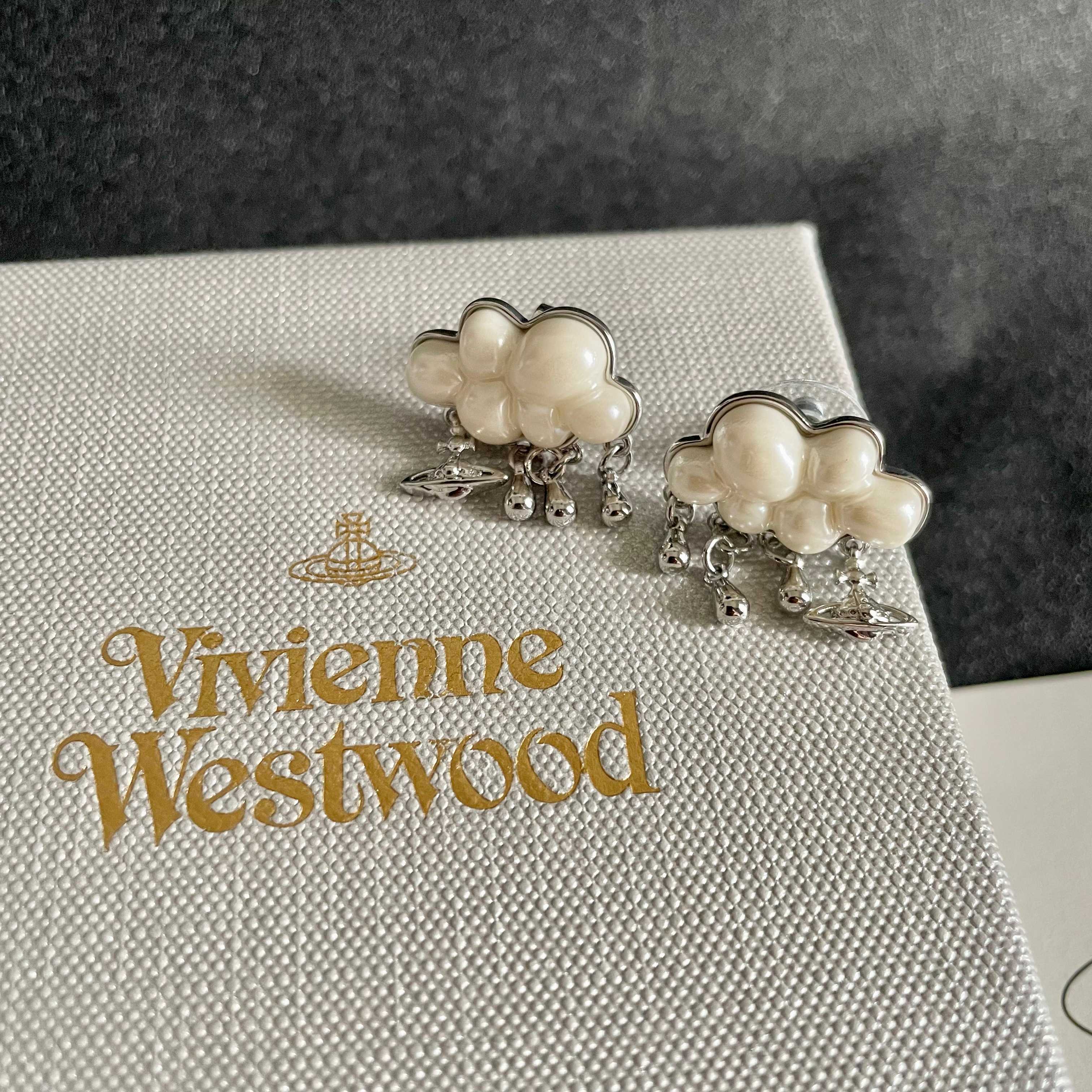 Vivienne Westwood 西太后云朵耳环 太 了喜欢这种小而 的款 它很适合叠戴那种很 的饰品 这个东西我说来说去就这些话
