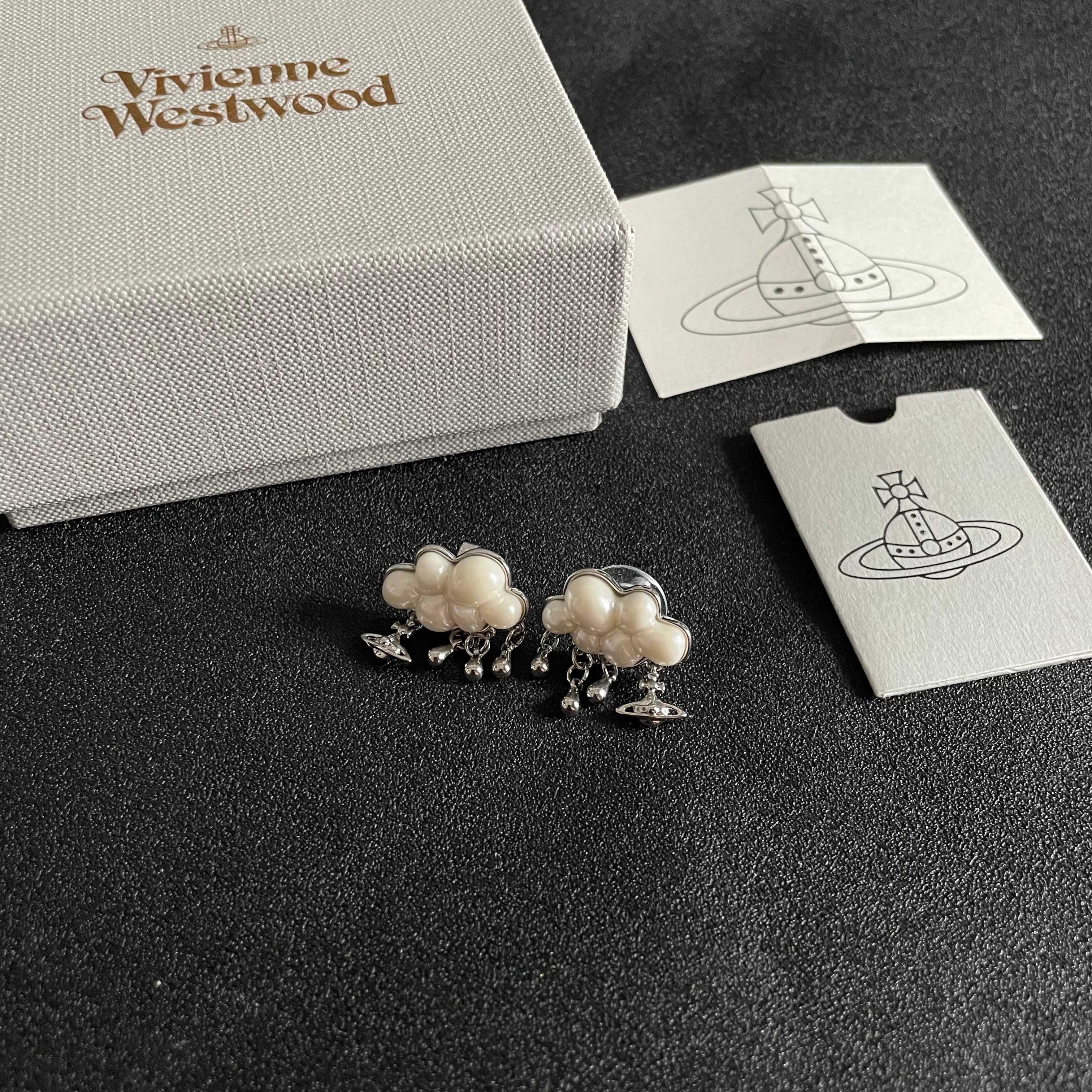 Vivienne Westwood 西太后云朵耳环 太 了喜欢这种小而 的款 它很适合叠戴那种很 的饰品 这个东西我说来说去就这些话