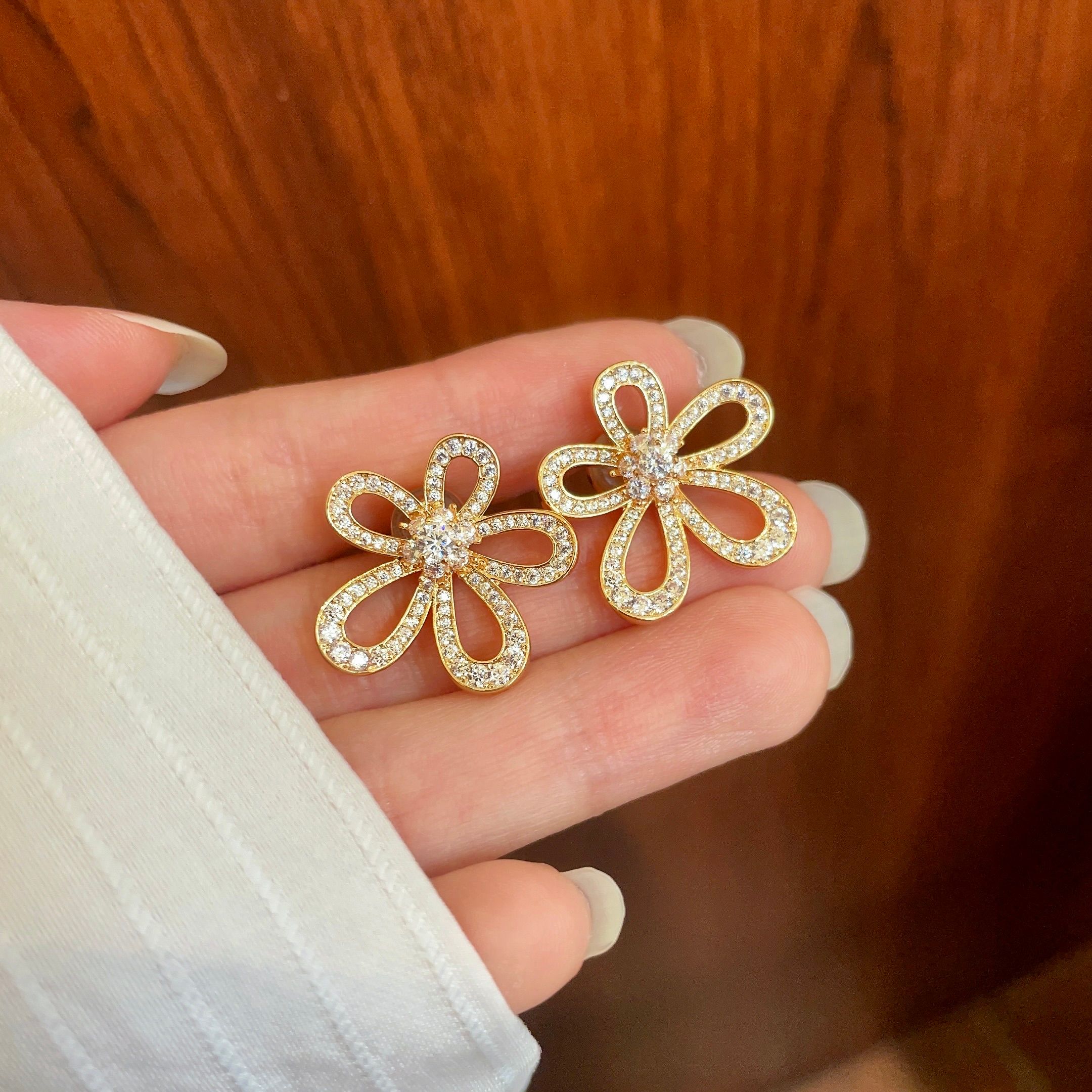 Van Cleef Arpels Flowerlace earrings Rose gold with clear diamond pave 15mm diameter
