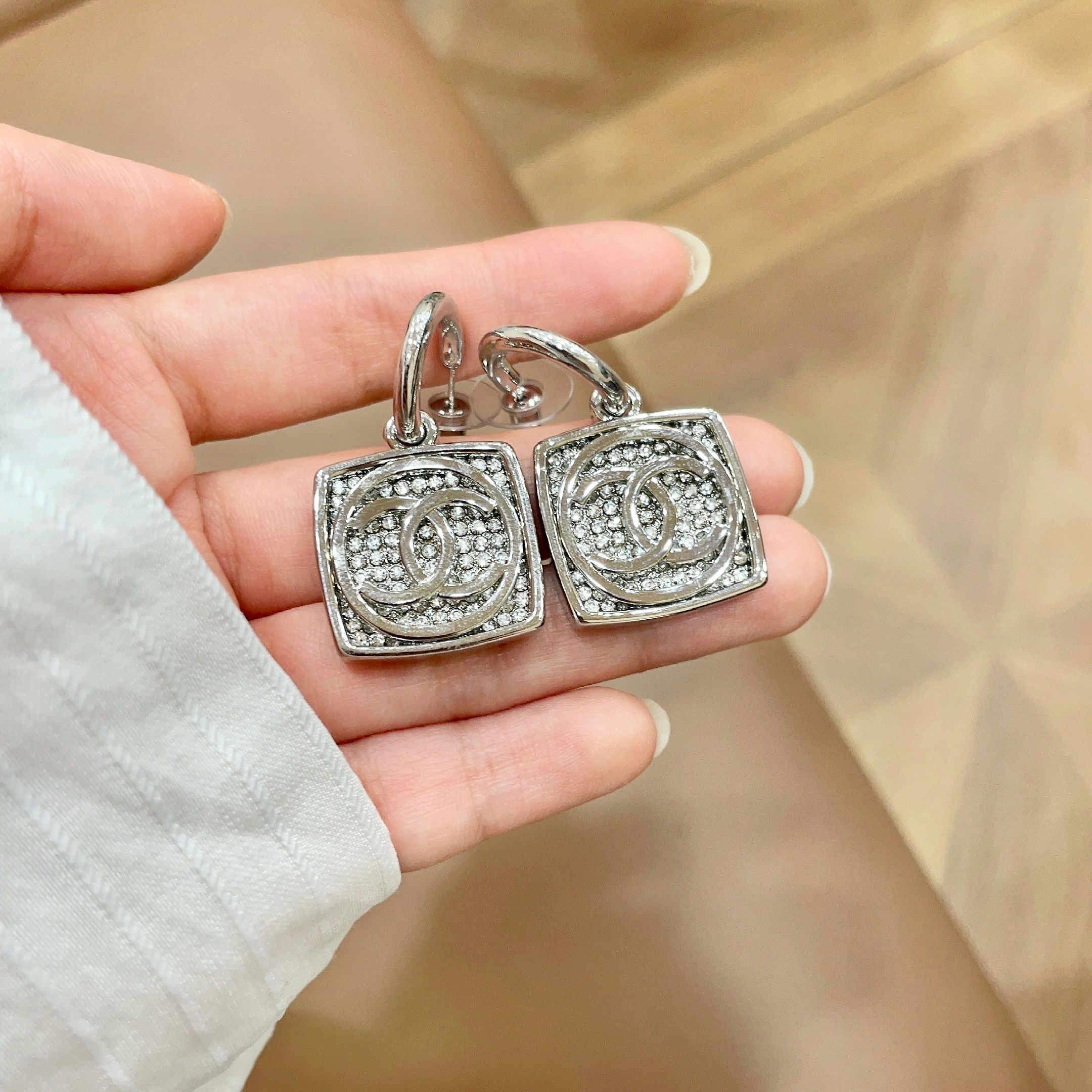 Chanel香奈儿 中古 双C耳钉👀原版复刻logo 小香家的款式真心无需多介绍😘🎶每一款都超好看，精致