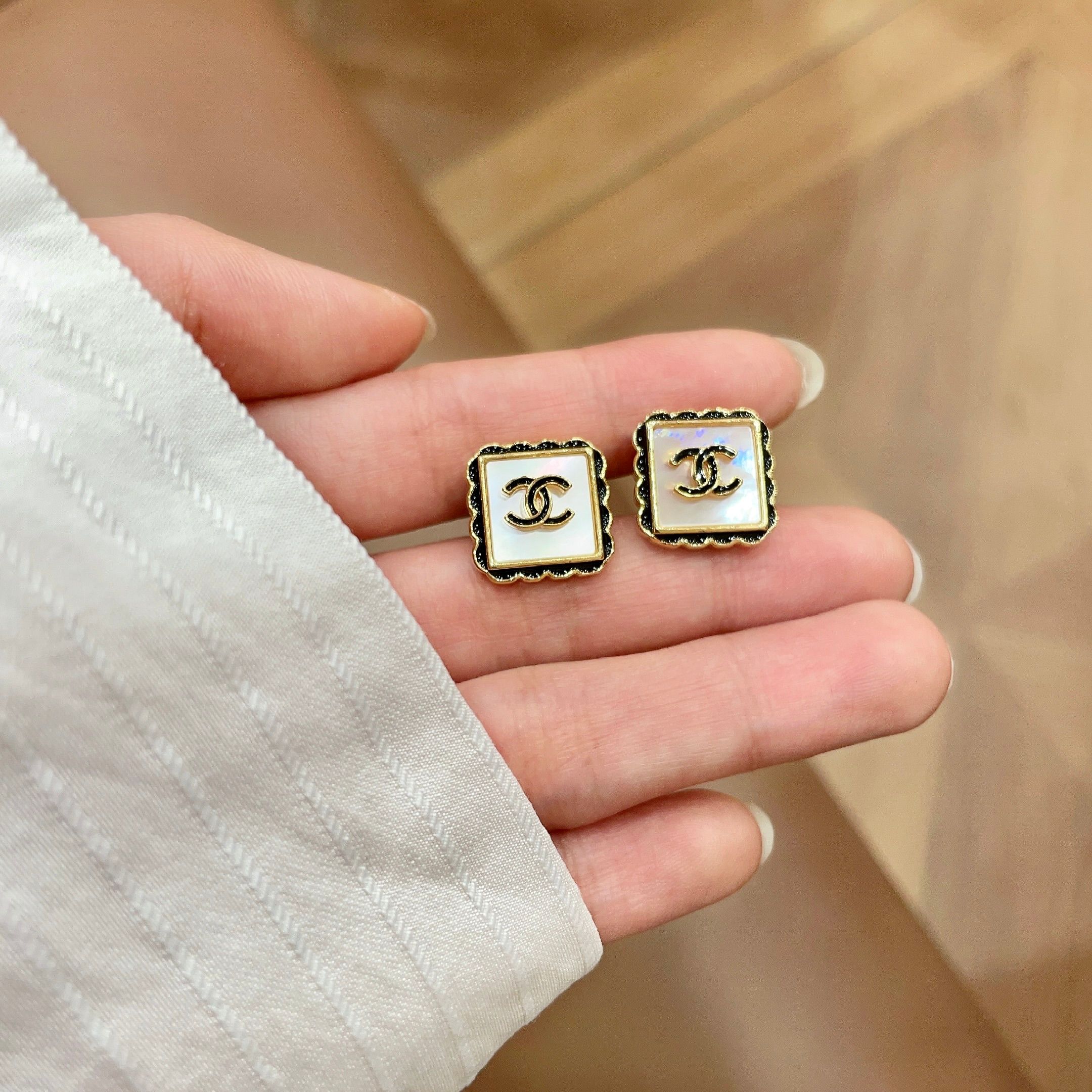 Chanel香奈儿 中古 双C耳钉👀原版复刻logo 小香家的款式真心无需多介绍😘🎶每一款都超好看，精致
