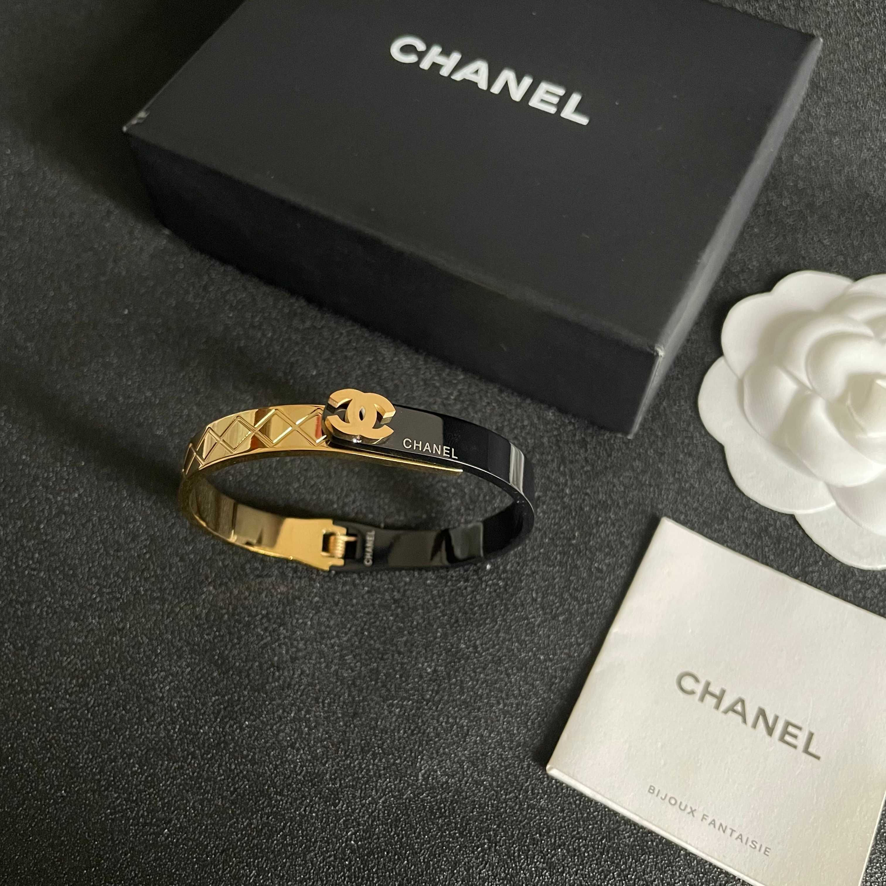 Chanel 新款 香奈儿Chanel碳黑手镯