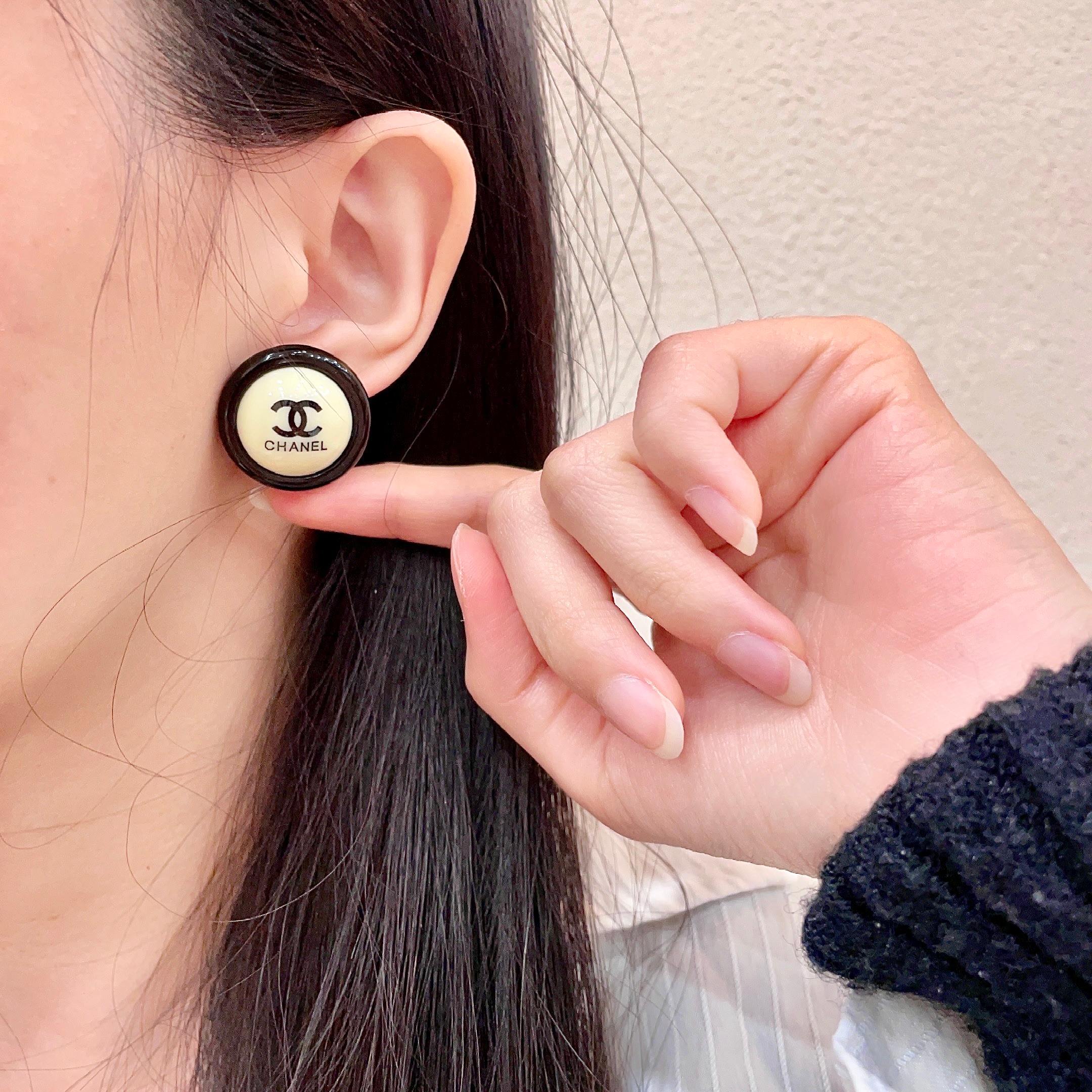Chanel香奈儿 中古 双C耳钉👀原版复刻logo 小香家的款式真心无需多介绍😘🎶每一款都超好看，精致