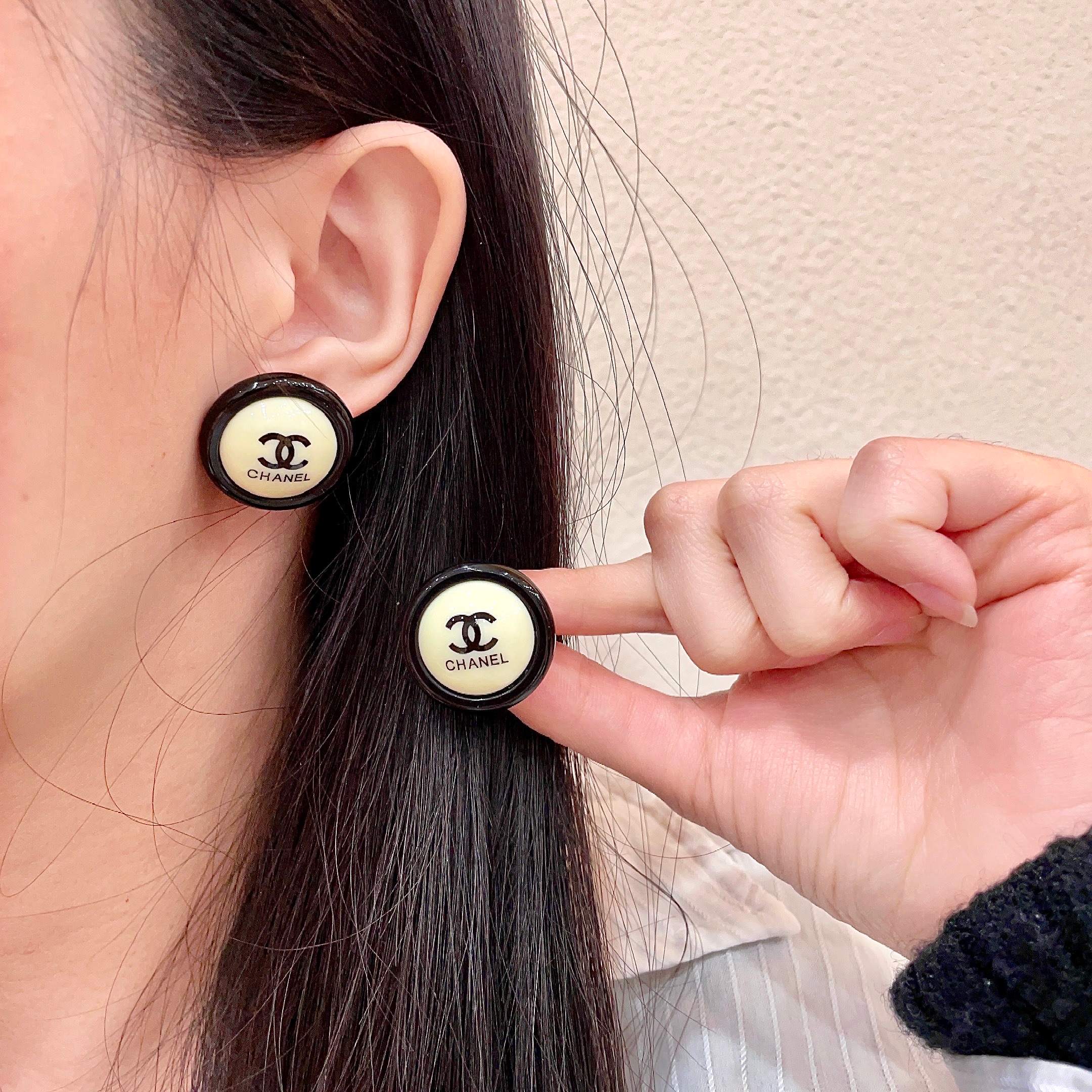 Chanel香奈儿 中古 双C耳钉👀原版复刻logo 小香家的款式真心无需多介绍😘🎶每一款都超好看，精致