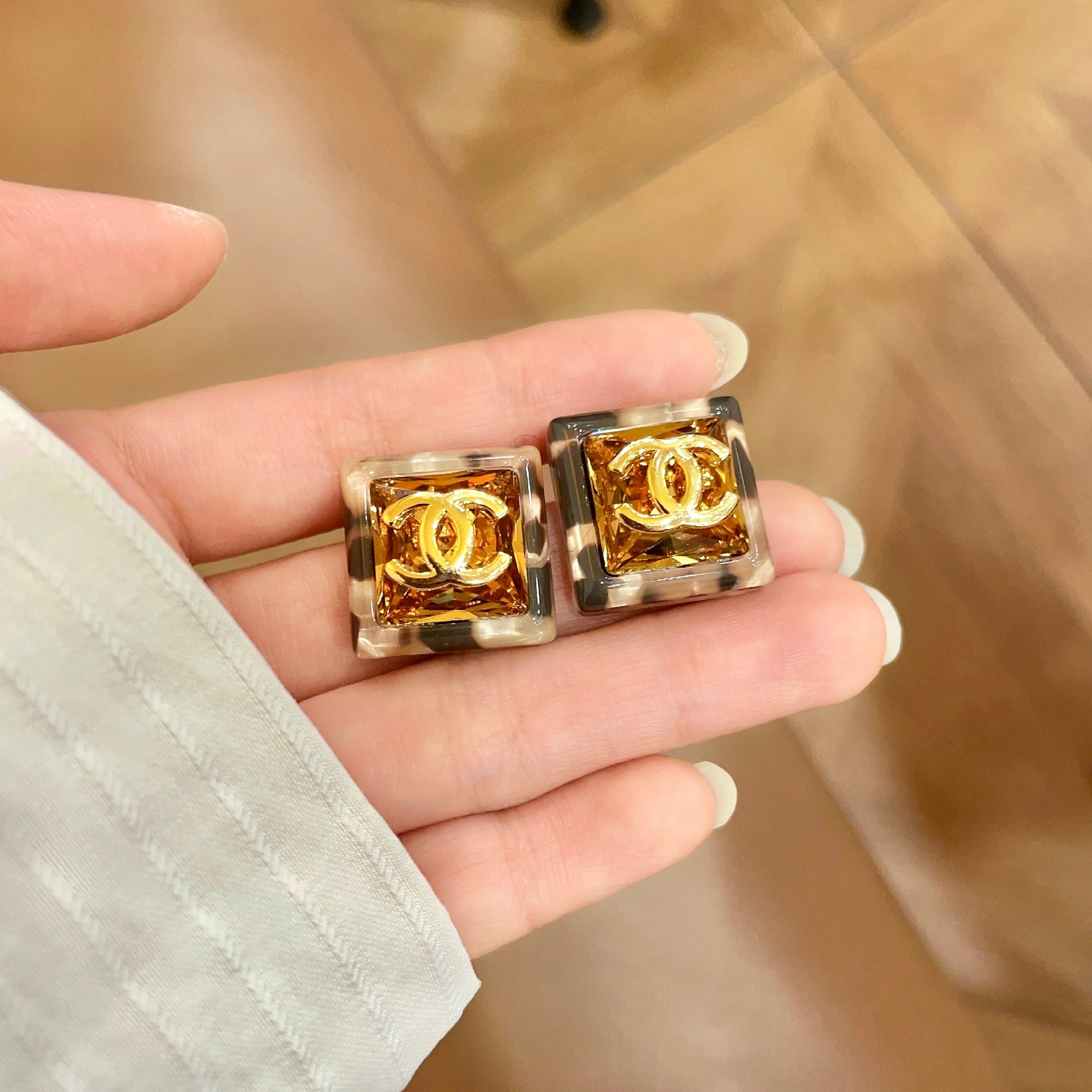 Chanel香奈儿 中古 双C耳钉👀原版复刻logo 小香家的款式真心无需多介绍😘🎶每一款都超好看，精致