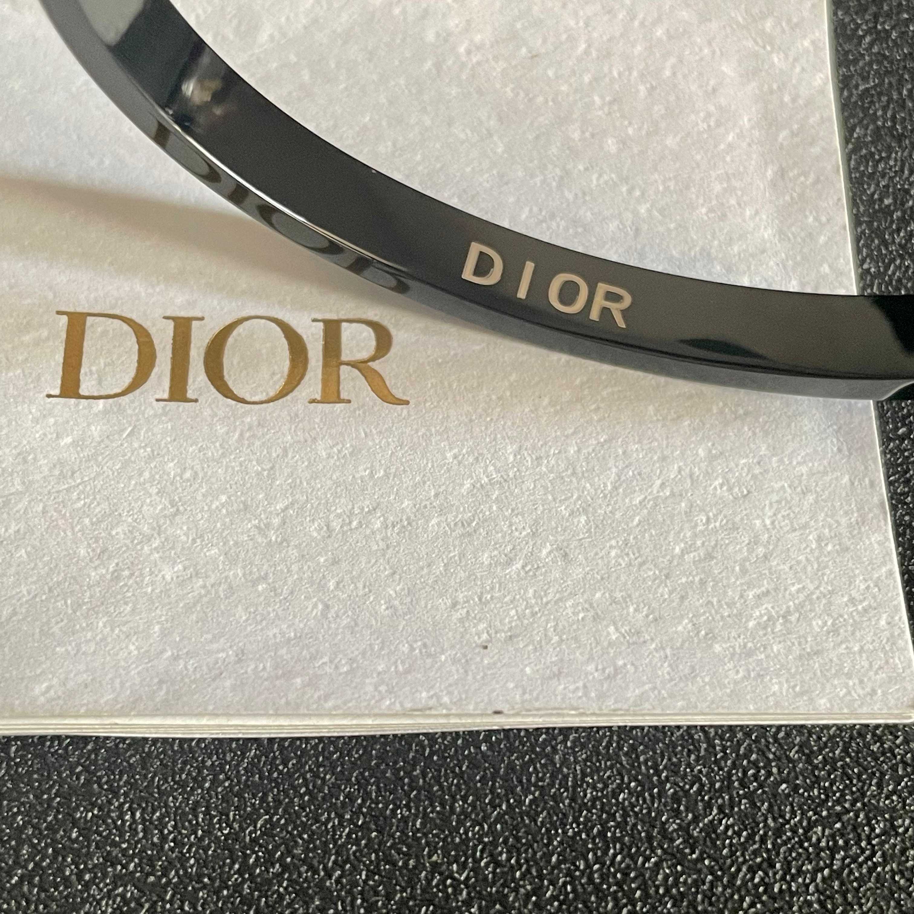 Dior 新款 迪奥碳黑手镯 bling 颜色搭配得非常好高级感 女神气质高端 精钢材质不过敏不褪色