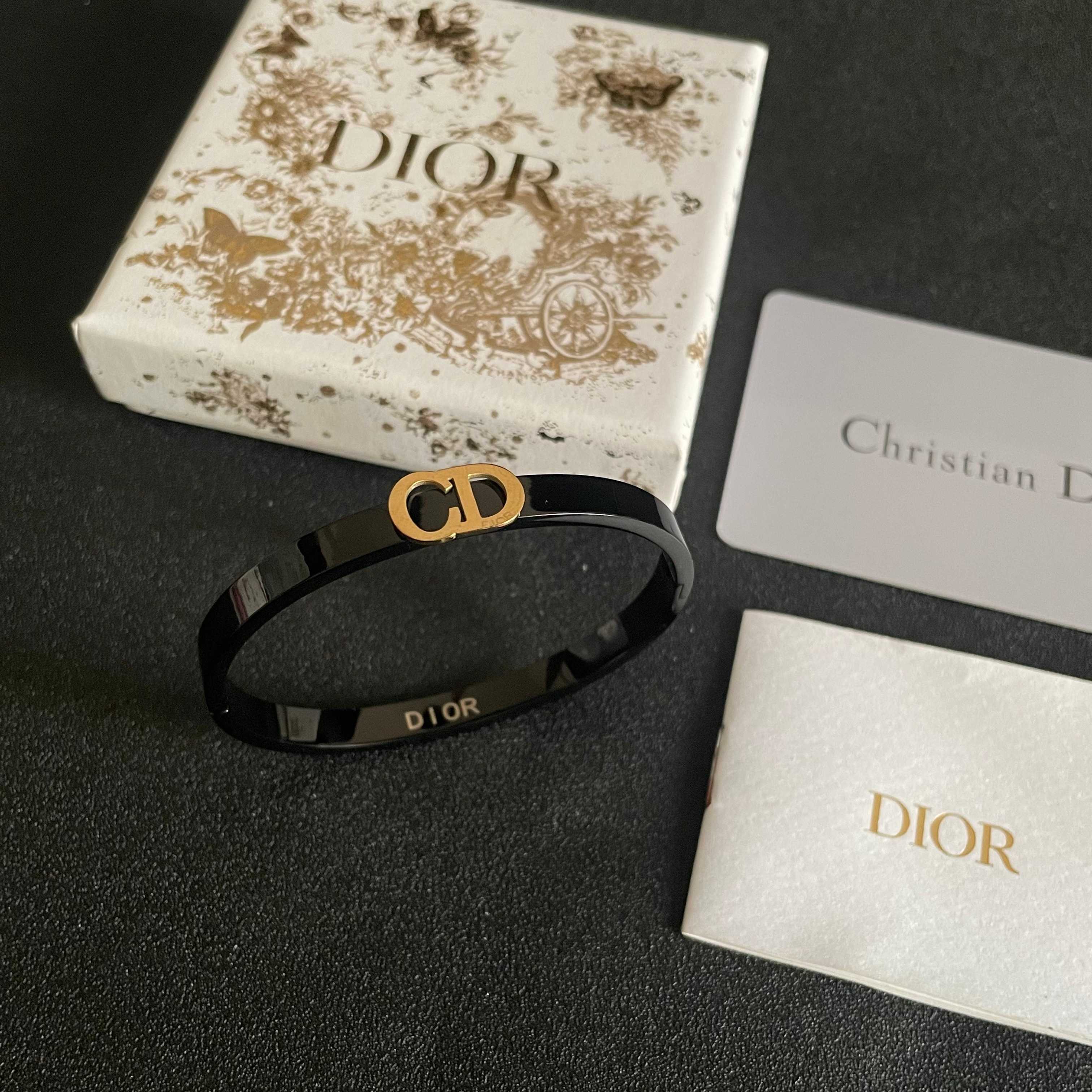 Dior 新款 迪奥碳黑手镯 bling 颜色搭配得非常好高级感 女神气质高端 精钢材质不过敏不褪色