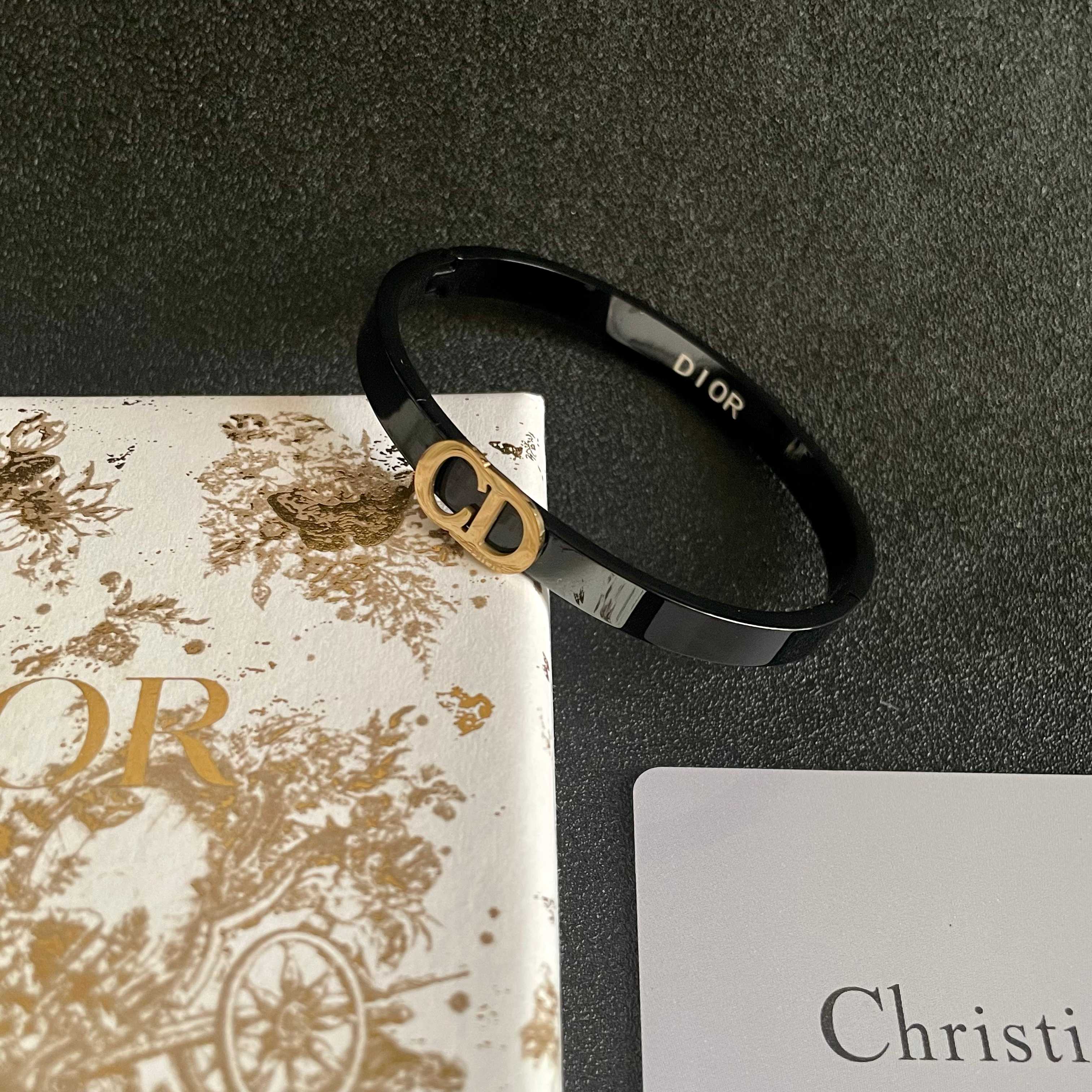 Dior 新款 迪奥碳黑手镯 bling 颜色搭配得非常好高级感 女神气质高端 精钢材质不过敏不褪色