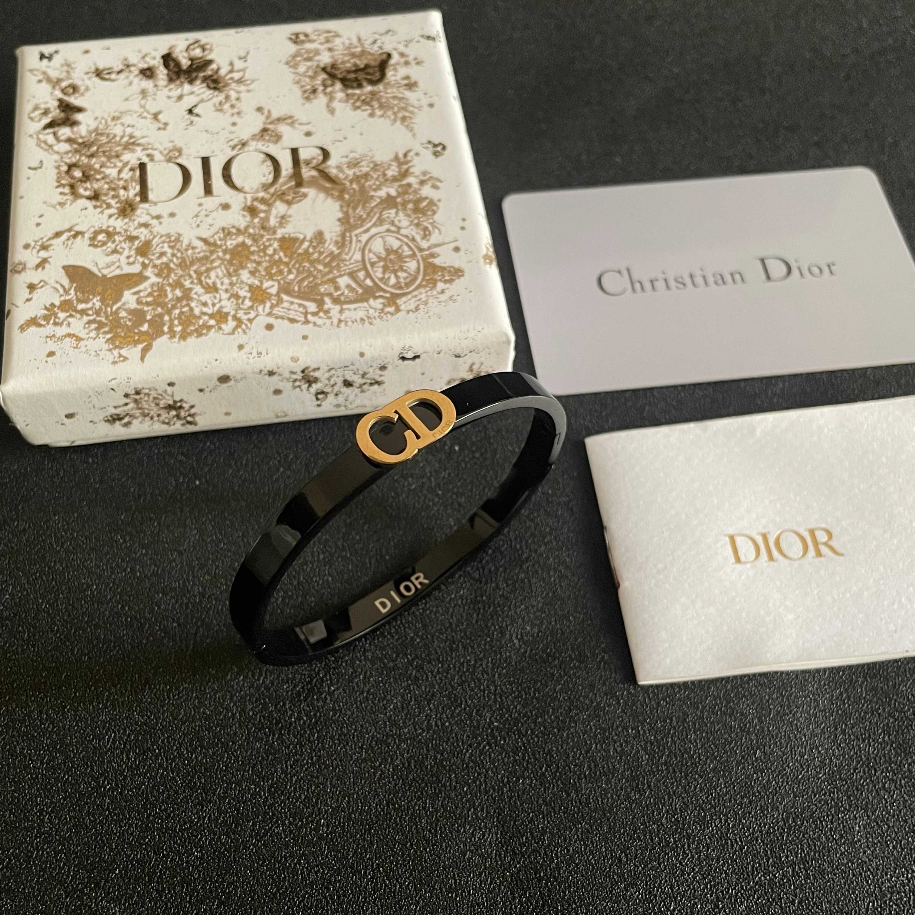 Dior 新款 迪奥碳黑手镯 bling 颜色搭配得非常好高级感 女神气质高端 精钢材质不过敏不褪色