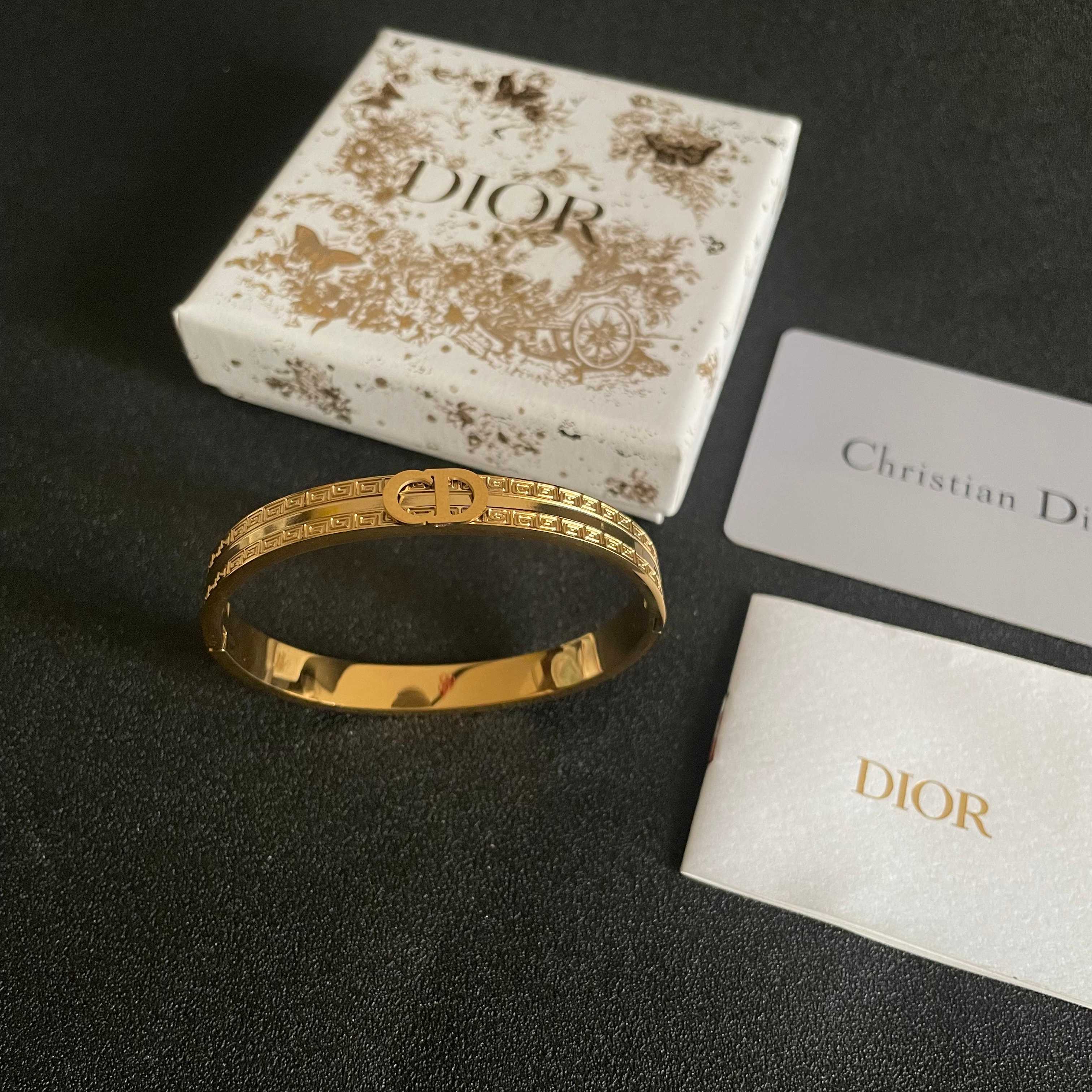 Dior 新款 迪奥CD手镯 bling 颜色搭配得非常好高级感 女神气质高端 精钢材质不过敏不褪色