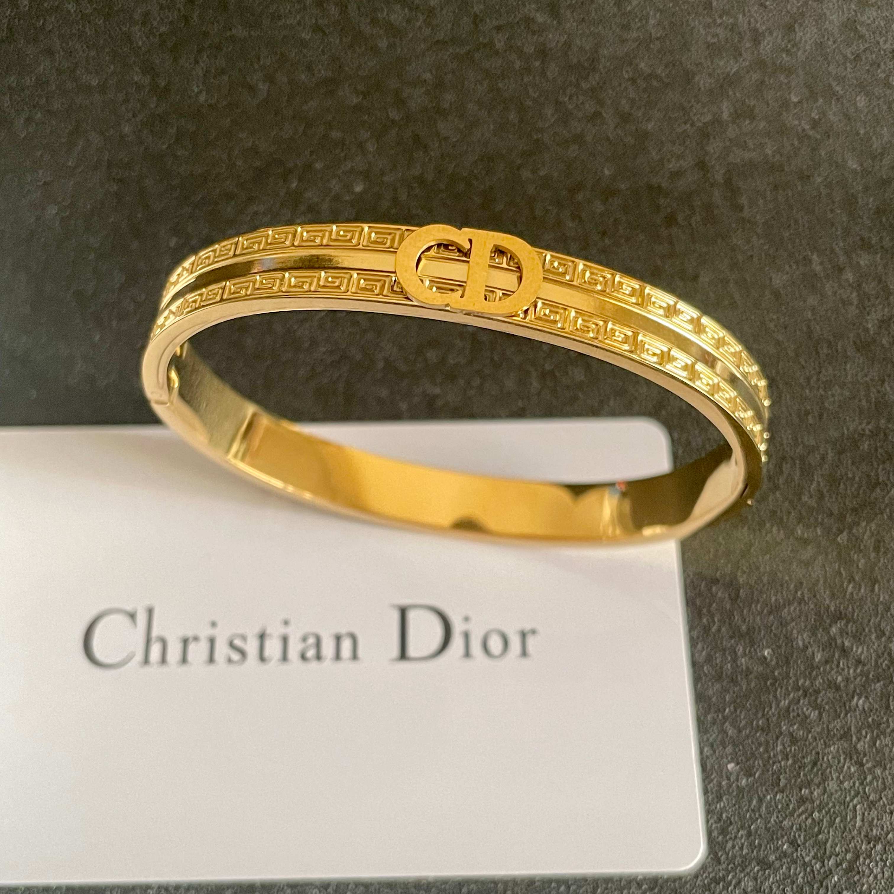 Dior 新款 迪奥CD手镯 bling 颜色搭配得非常好高级感 女神气质高端 精钢材质不过敏不褪色