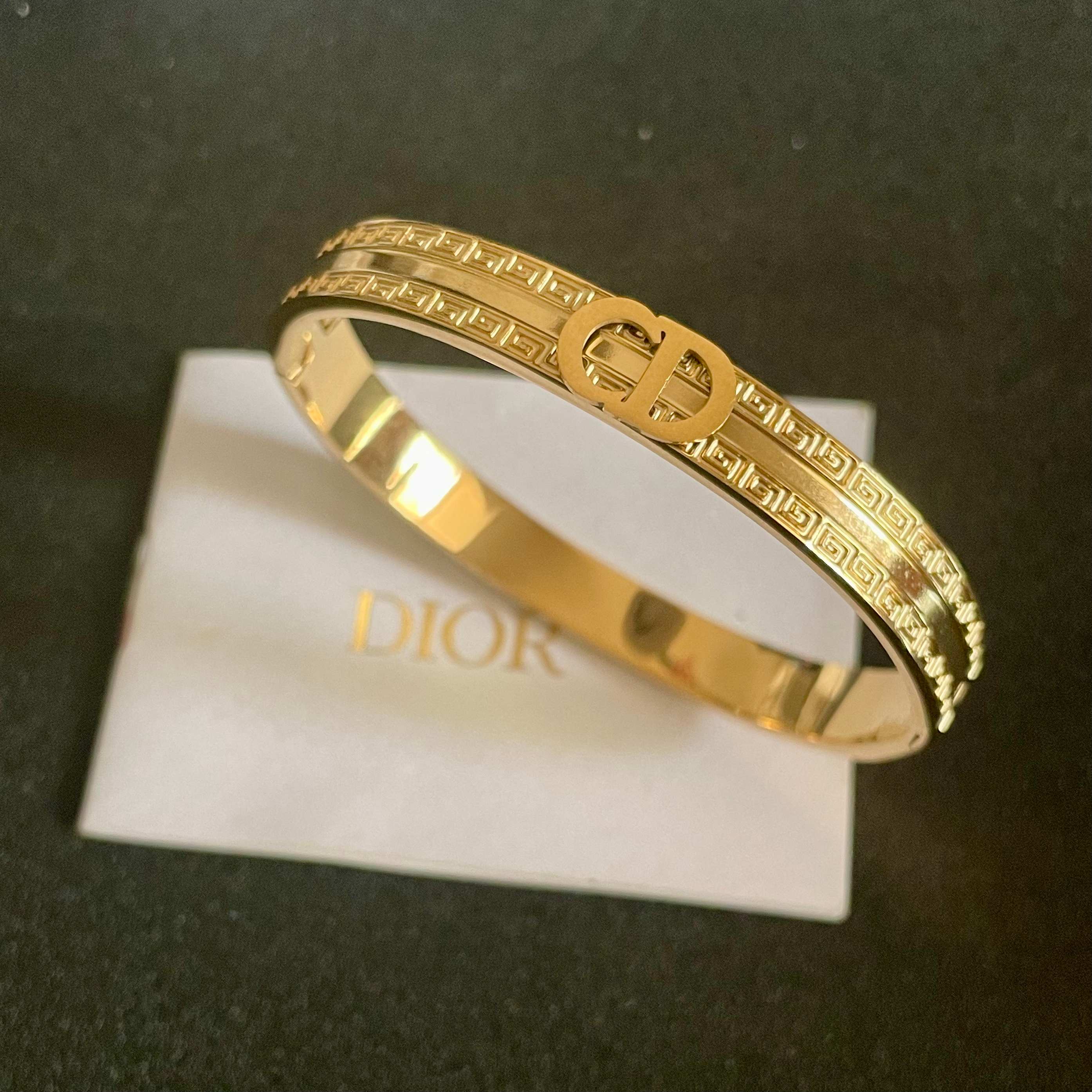 Dior 新款 迪奥CD手镯 bling 颜色搭配得非常好高级感 女神气质高端 精钢材质不过敏不褪色