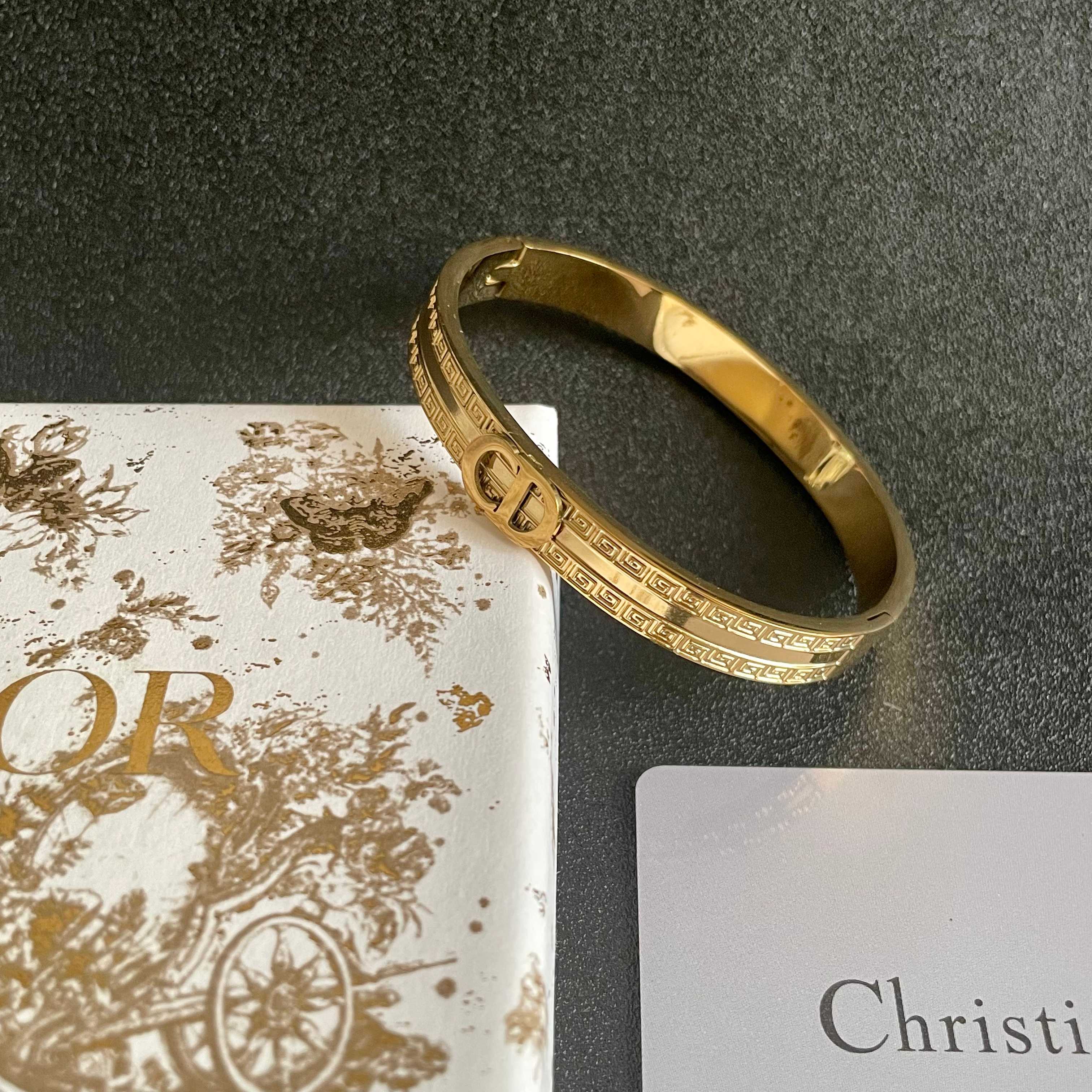 Dior 新款 迪奥CD手镯 bling 颜色搭配得非常好高级感 女神气质高端 精钢材质不过敏不褪色