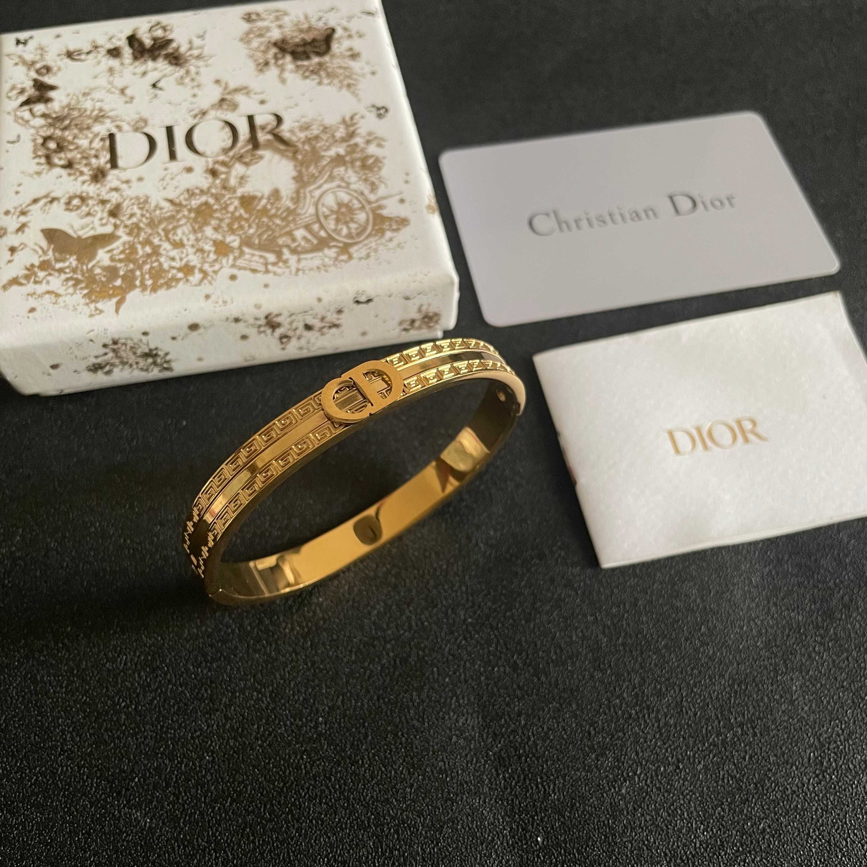 Dior 新款 迪奥CD手镯 bling 颜色搭配得非常好高级感 女神气质高端 精钢材质不过敏不褪色