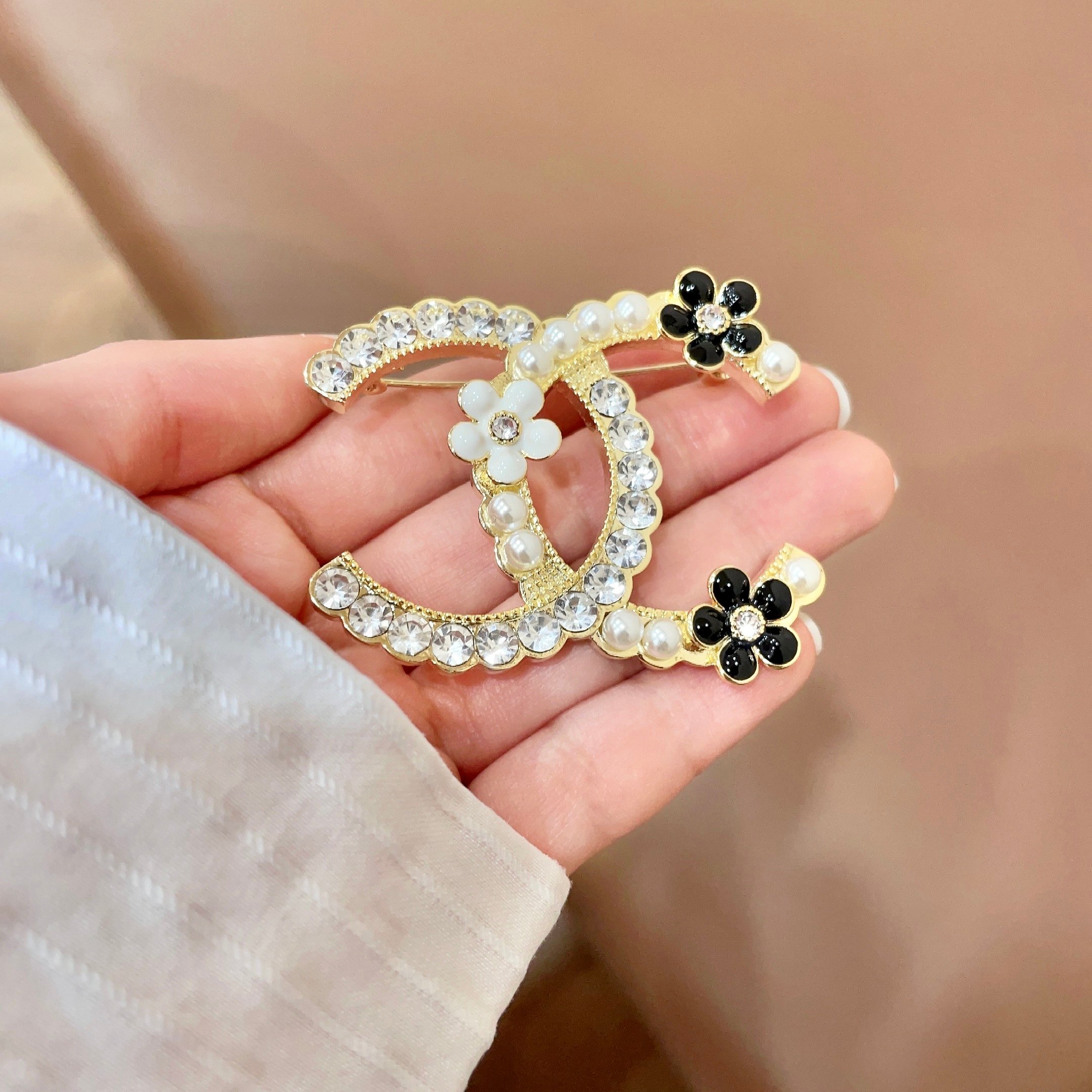 CHANEL小香 专柜最新款同步上新香奈儿最新款胸针 胸针，是最懂女人的饰物。那些倾注了全部心血去做自己