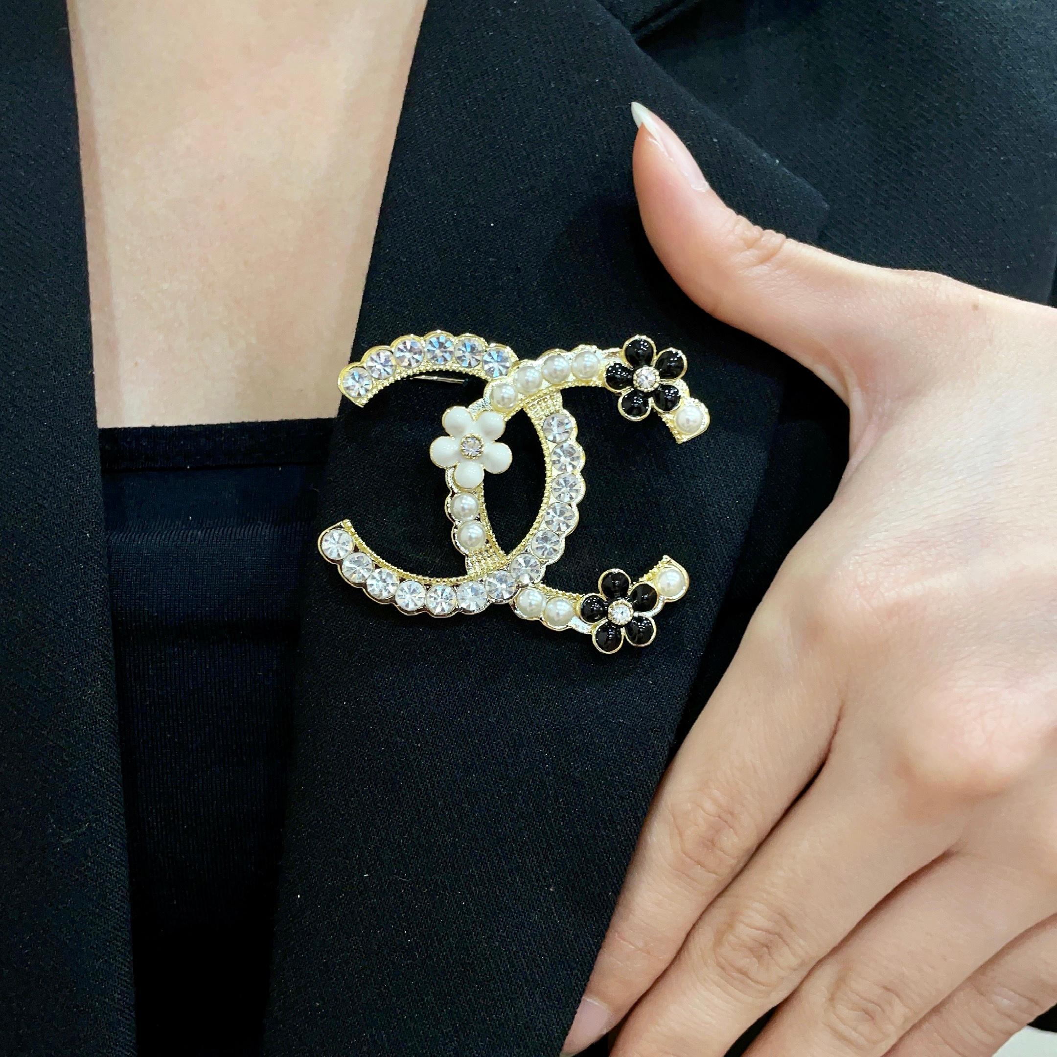 CHANEL小香 专柜最新款同步上新香奈儿最新款胸针 胸针，是最懂女人的饰物。那些倾注了全部心血去做自己