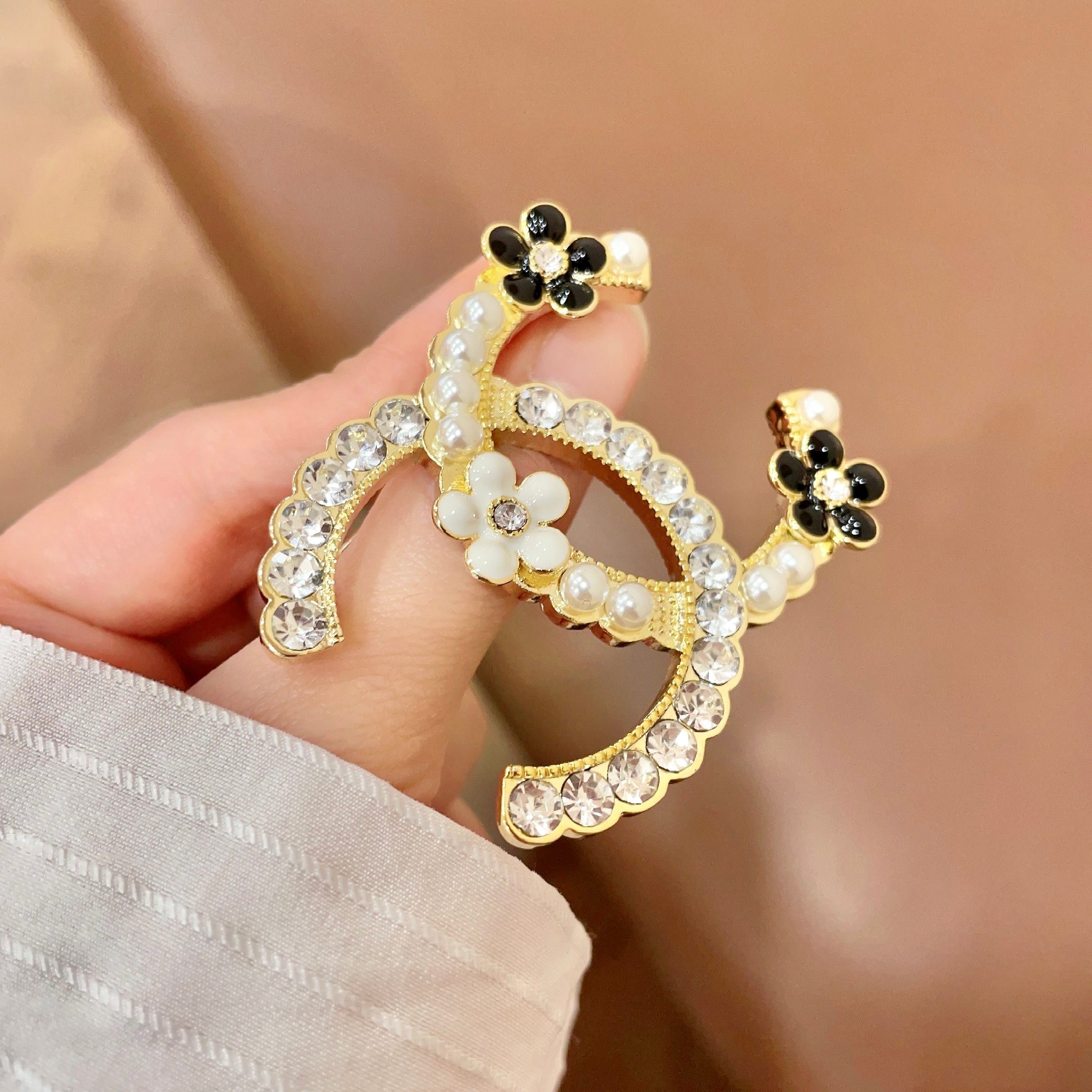 CHANEL小香 专柜最新款同步上新香奈儿最新款胸针 胸针，是最懂女人的饰物。那些倾注了全部心血去做自己