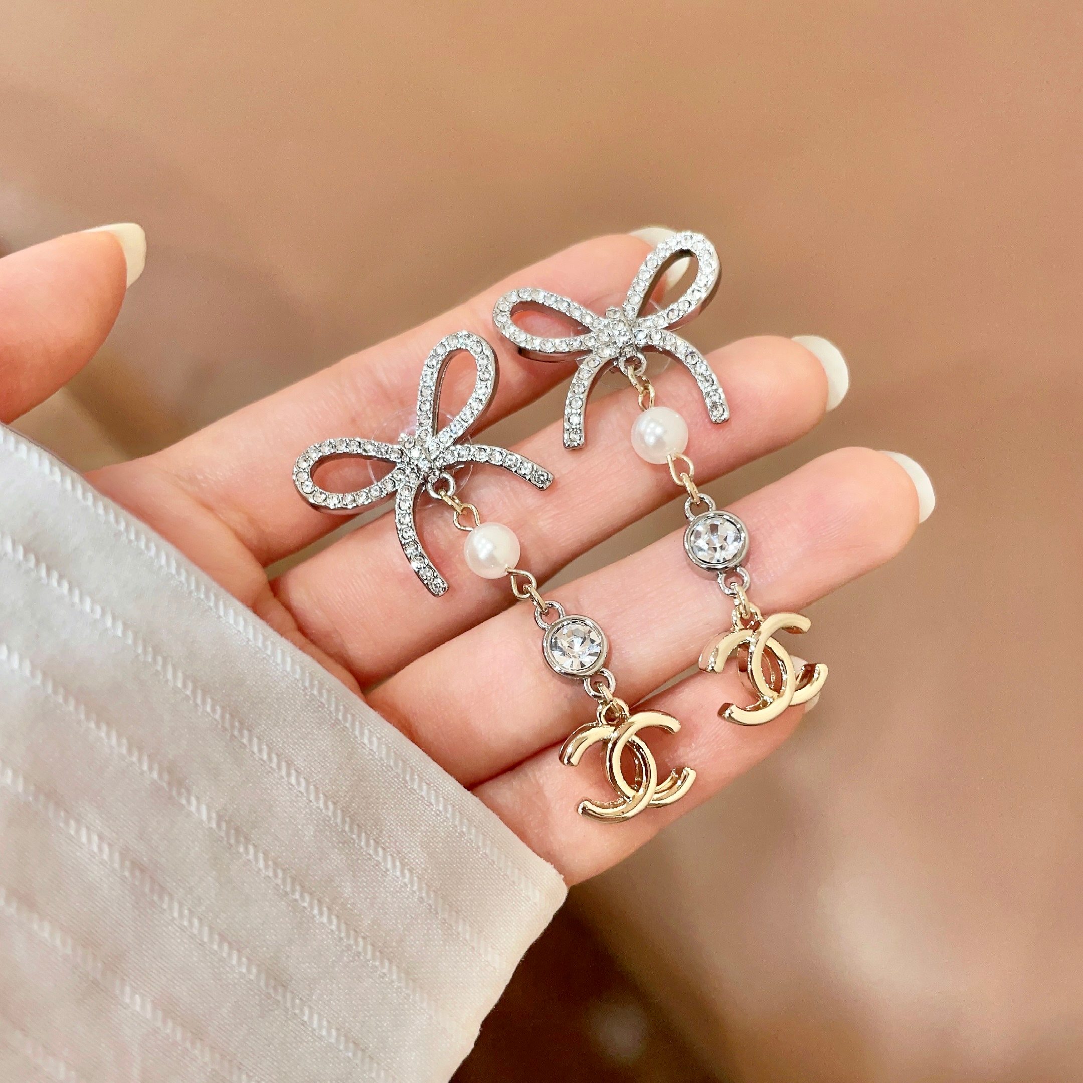 Chanel香奈儿 中古 双C耳钉👀小香家的款式真心无需多介绍😘🎶每一款都超好看，精致大方，非常显气质