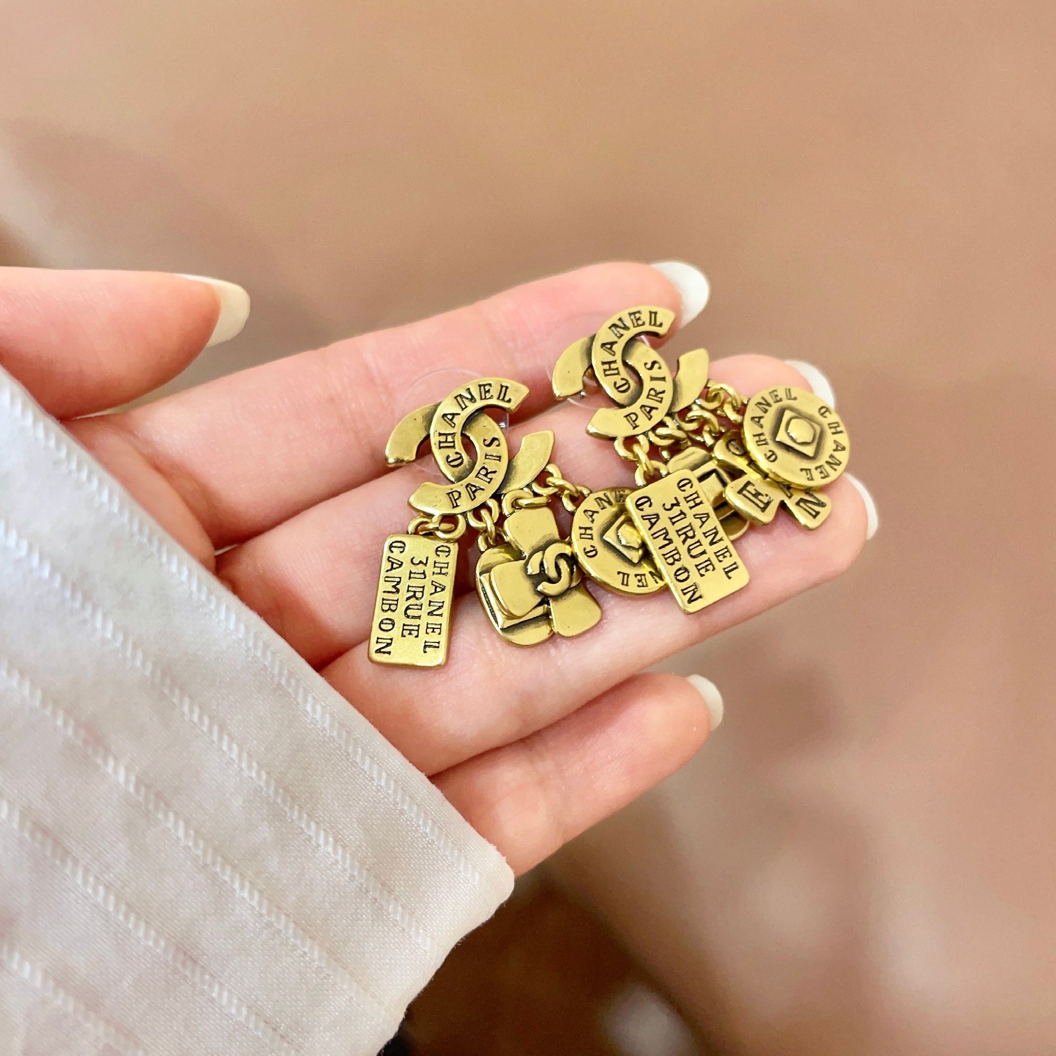 Chanel香奈儿 中古 双C耳钉👀小香家的款式真心无需多介绍😘🎶每一款都超好看，精致大方，非常显气质