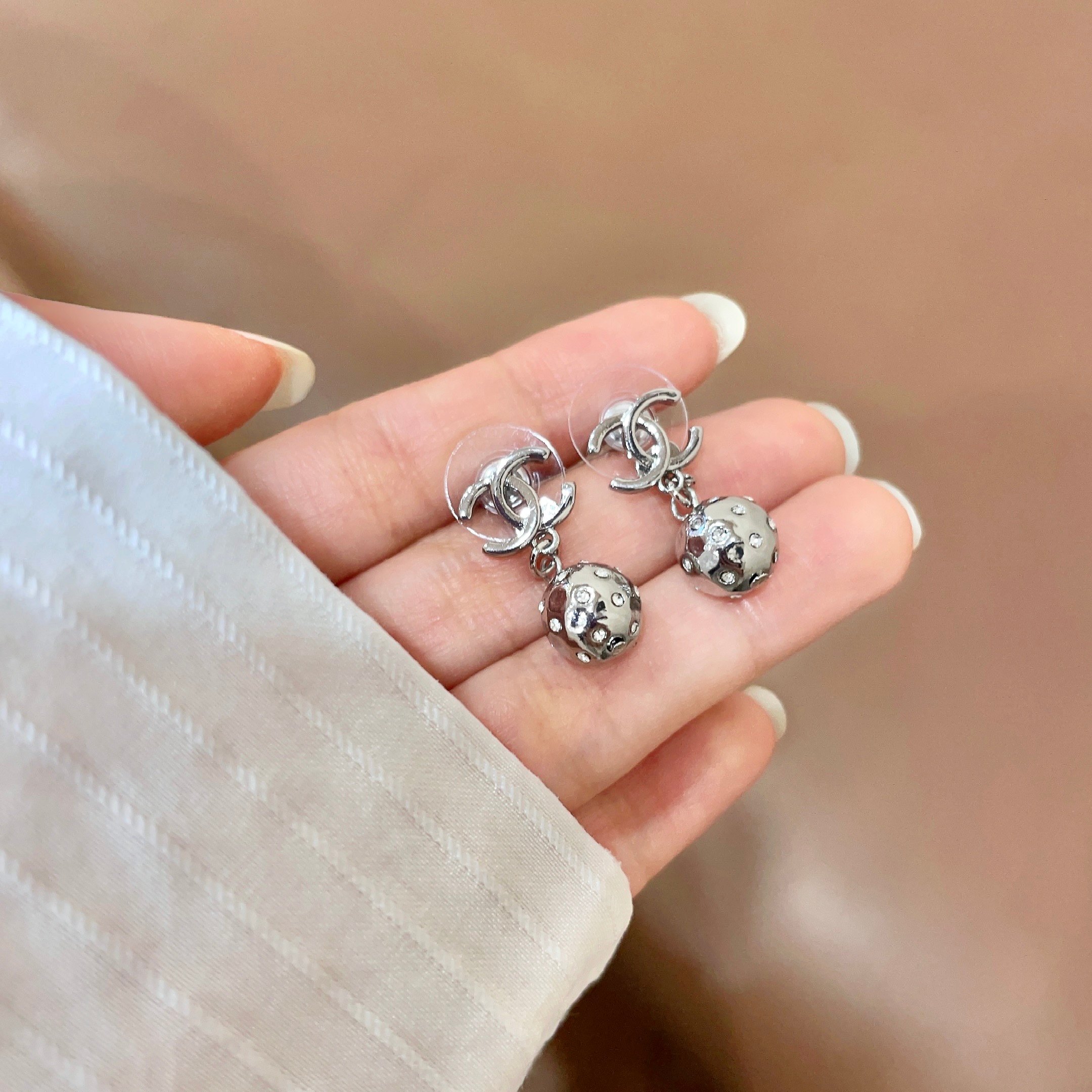 Chanel香奈儿 中古 双C耳钉👀小香家的款式真心无需多介绍😘🎶每一款都超好看，精致大方，非常显气质