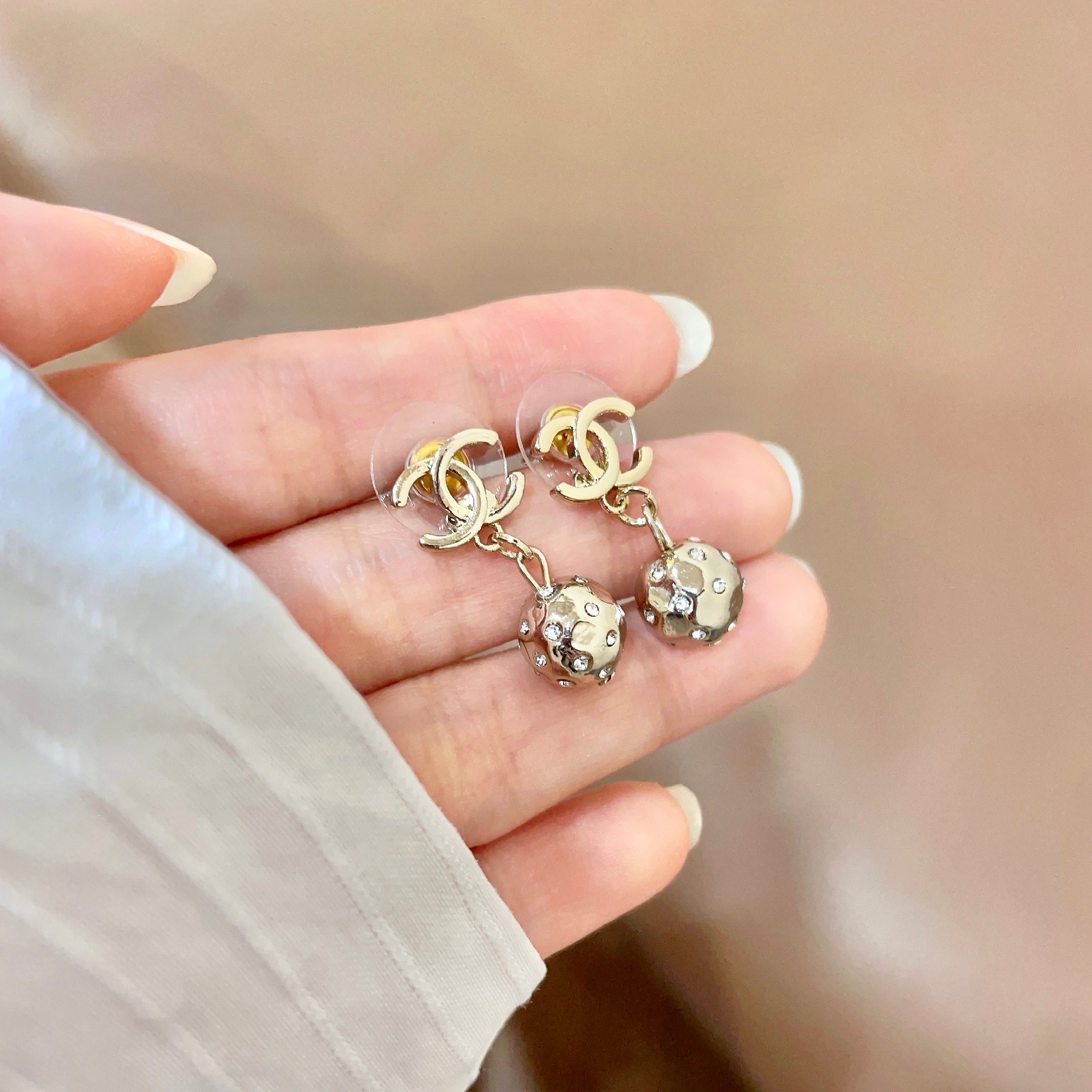 Chanel香奈儿 中古 双C耳钉👀小香家的款式真心无需多介绍😘🎶每一款都超好看，精致大方，非常显气质
