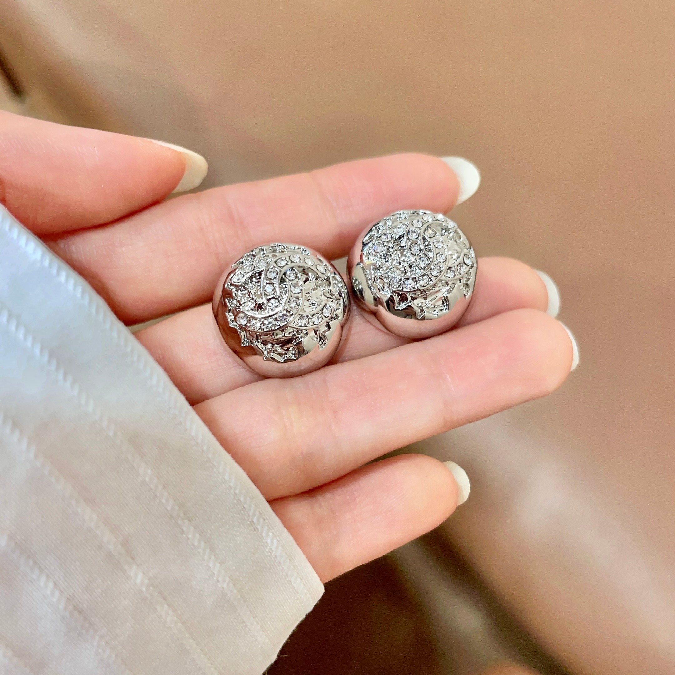 Chanel香奈儿 中古 双C耳钉👀小香家的款式真心无需多介绍😘🎶每一款都超好看，精致大方，非常显气质