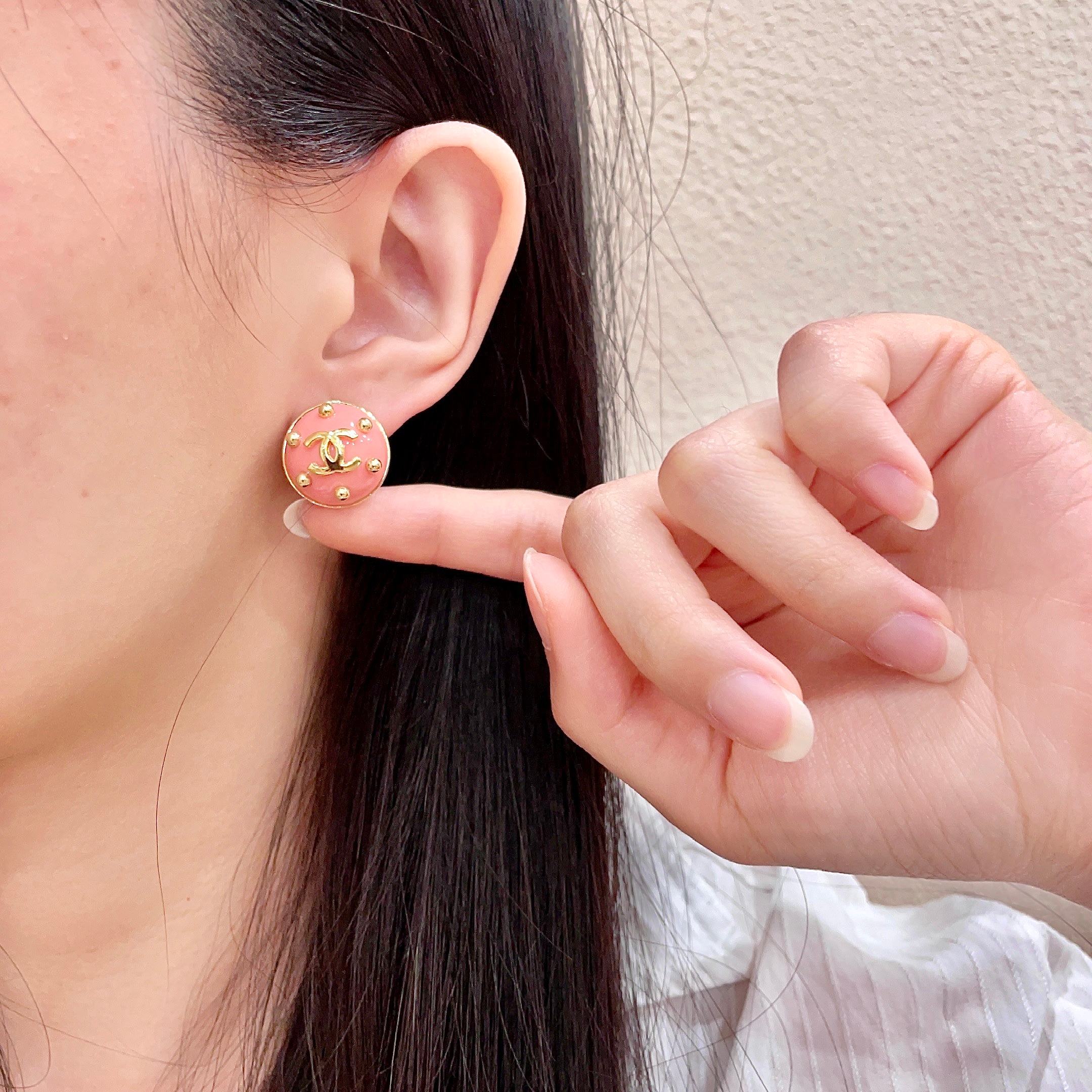 Chanel香奈儿 中古 双C耳钉👀原版复刻logo 小香家的款式真心无需多介绍😘🎶每一款都超好看，精致
