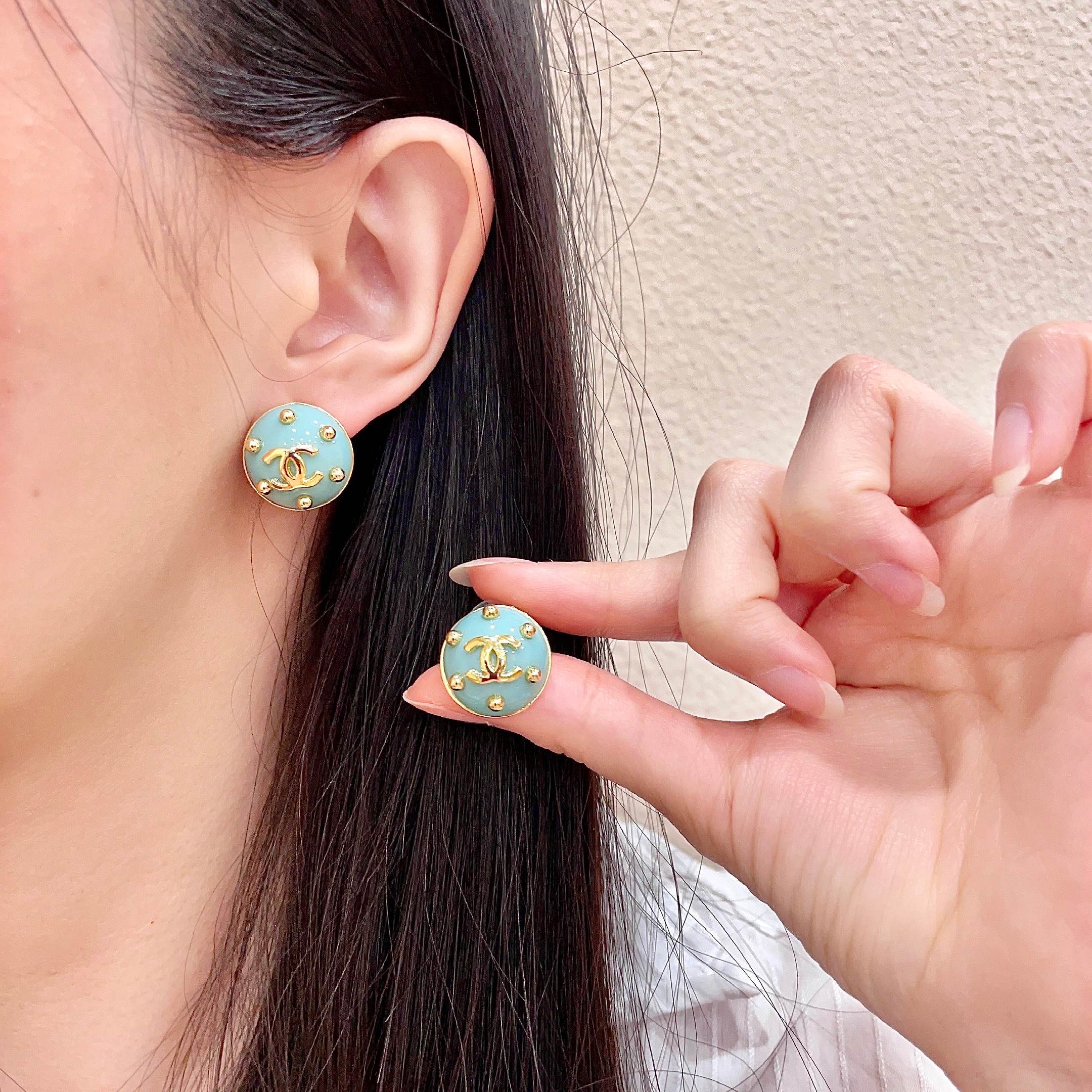 Chanel香奈儿 中古 双C耳钉👀原版复刻logo 小香家的款式真心无需多介绍😘🎶每一款都超好看，精致