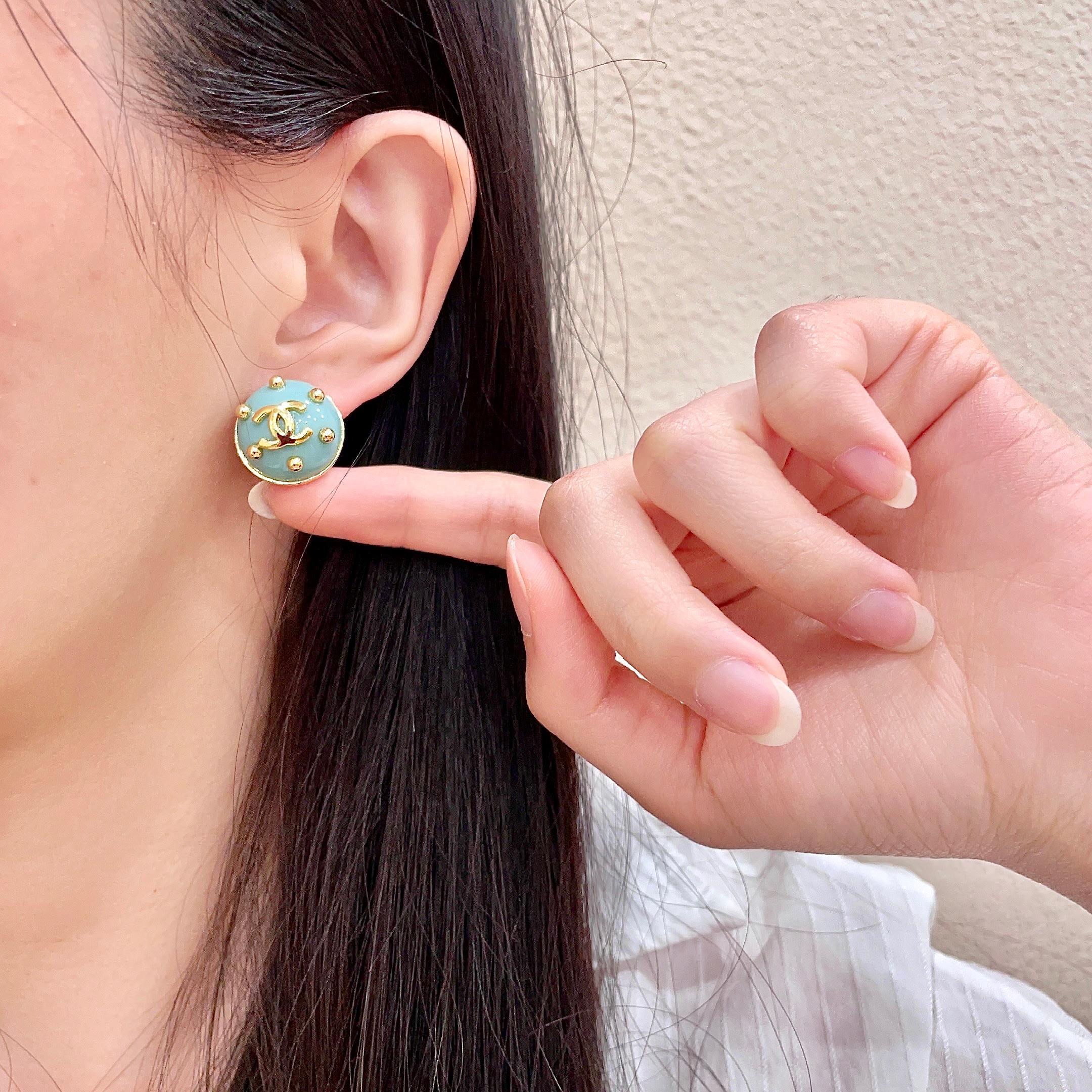 Chanel香奈儿 中古 双C耳钉👀原版复刻logo 小香家的款式真心无需多介绍😘🎶每一款都超好看，精致