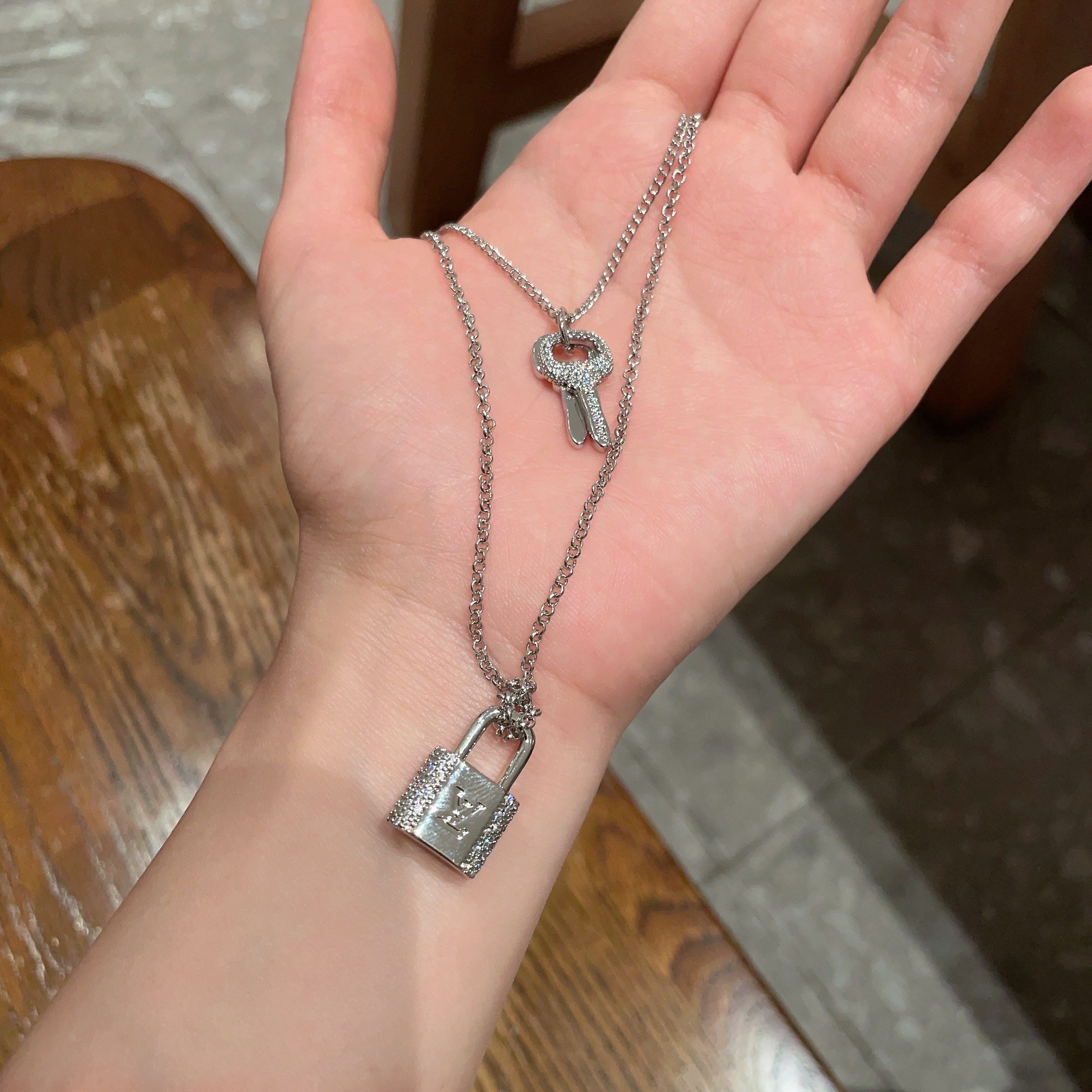 Louis Vuitton 双层项链 LOUISVUITTON以 花纹图案设计 双花 款设计方式吊坠LV品牌标志设计