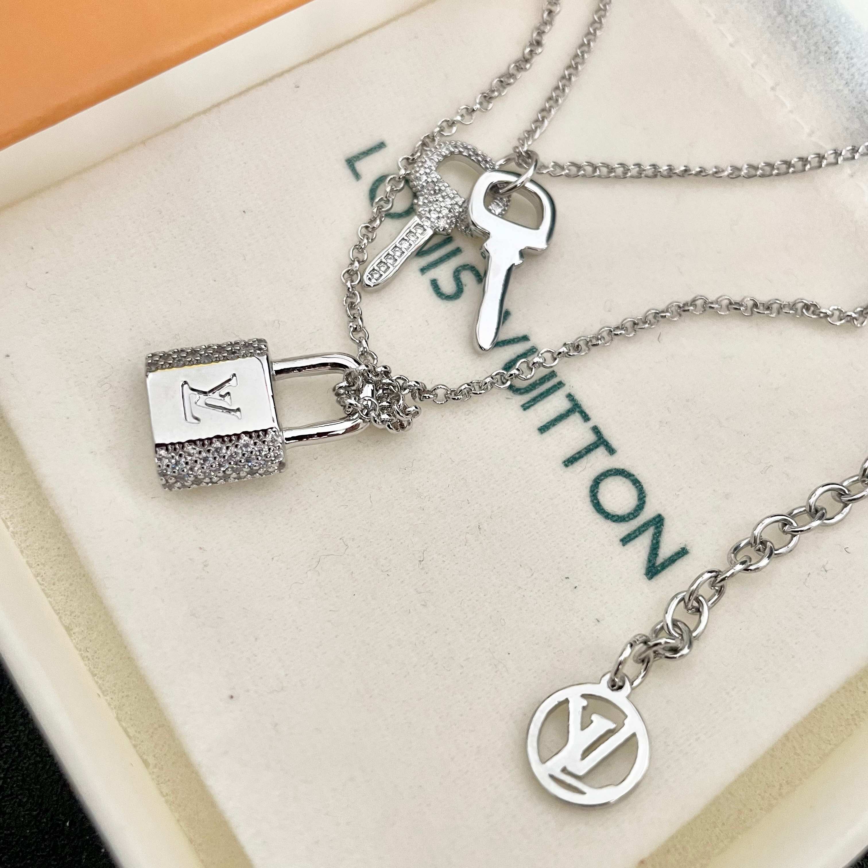 Louis Vuitton 双层项链 LOUISVUITTON以 花纹图案设计 双花 款设计方式吊坠LV品牌标志设计