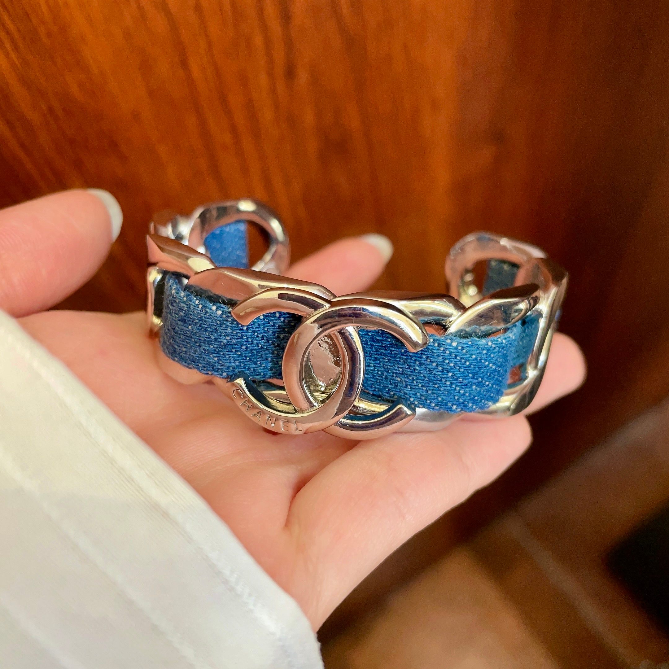 Chanel 新品 小香风Chanel2026新款 皮革手镯 一致材质 火 设计独特 前卫