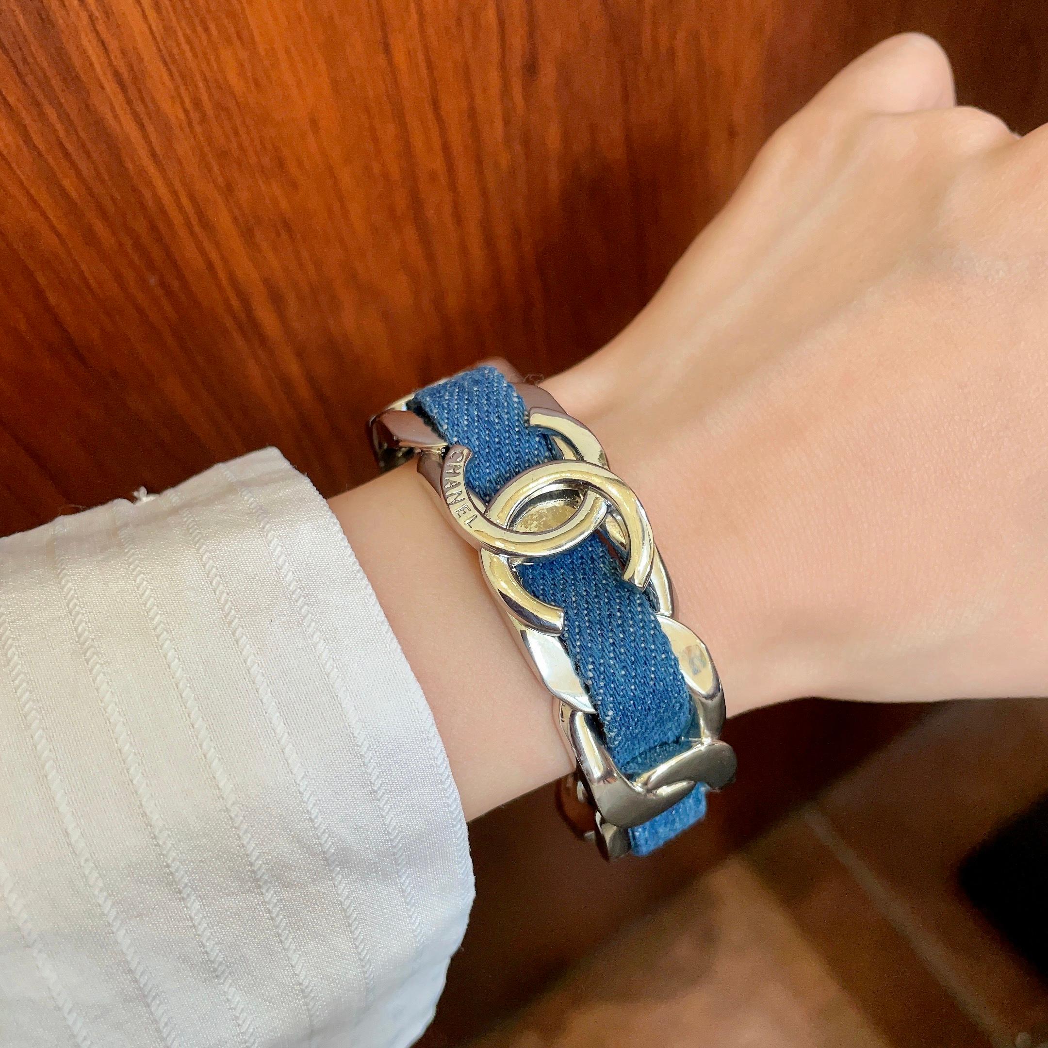 Chanel 新品 小香风Chanel2026新款 皮革手镯 一致材质 火 设计独特 前卫