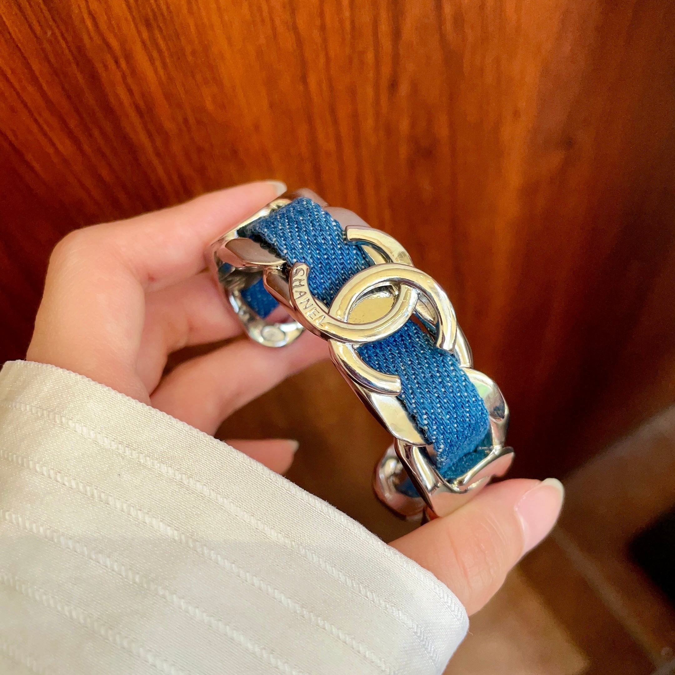 Chanel 新品 小香风Chanel2026新款 皮革手镯 一致材质 火 设计独特 前卫