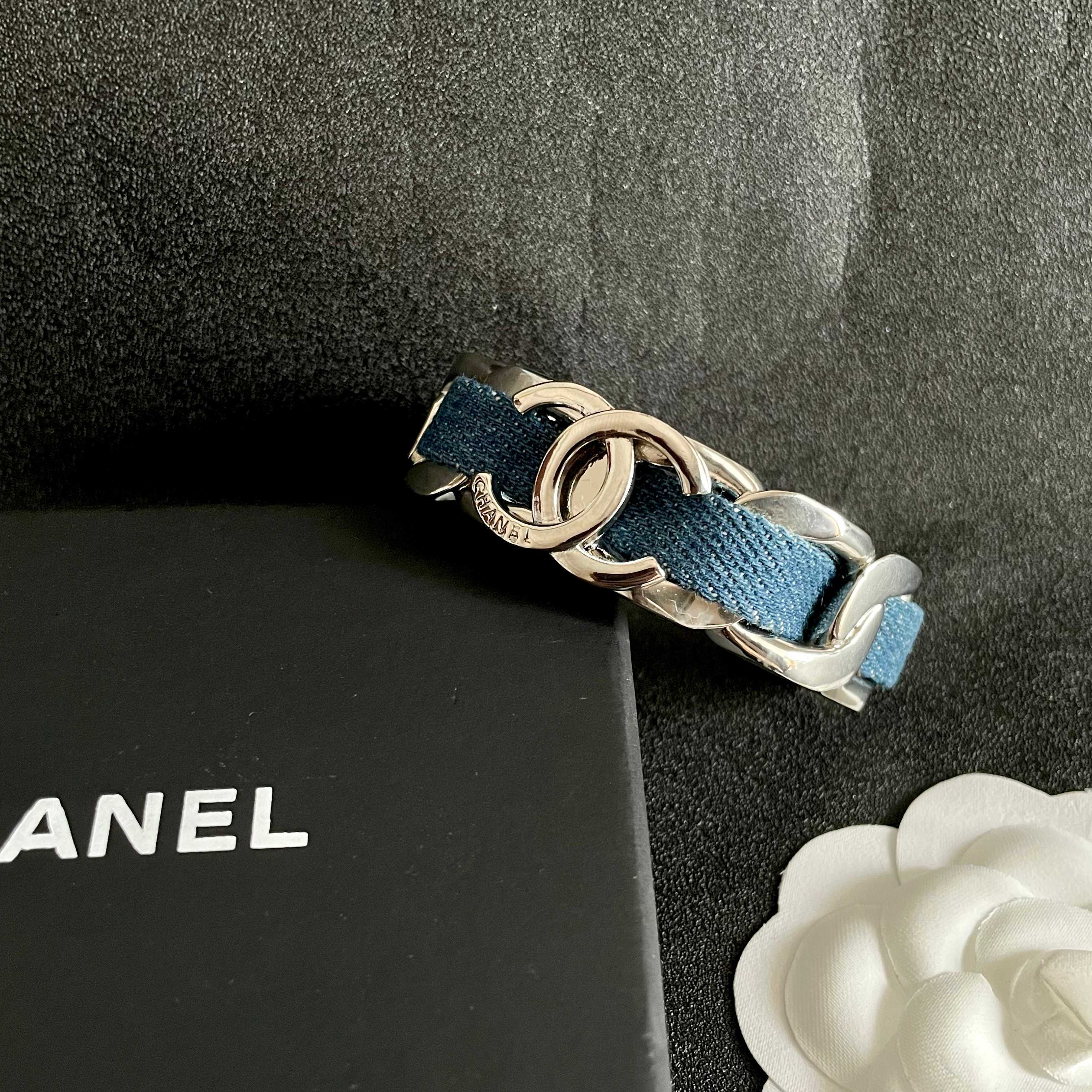 Chanel 新品 小香风Chanel2026新款 皮革手镯 一致材质 火 设计独特 前卫