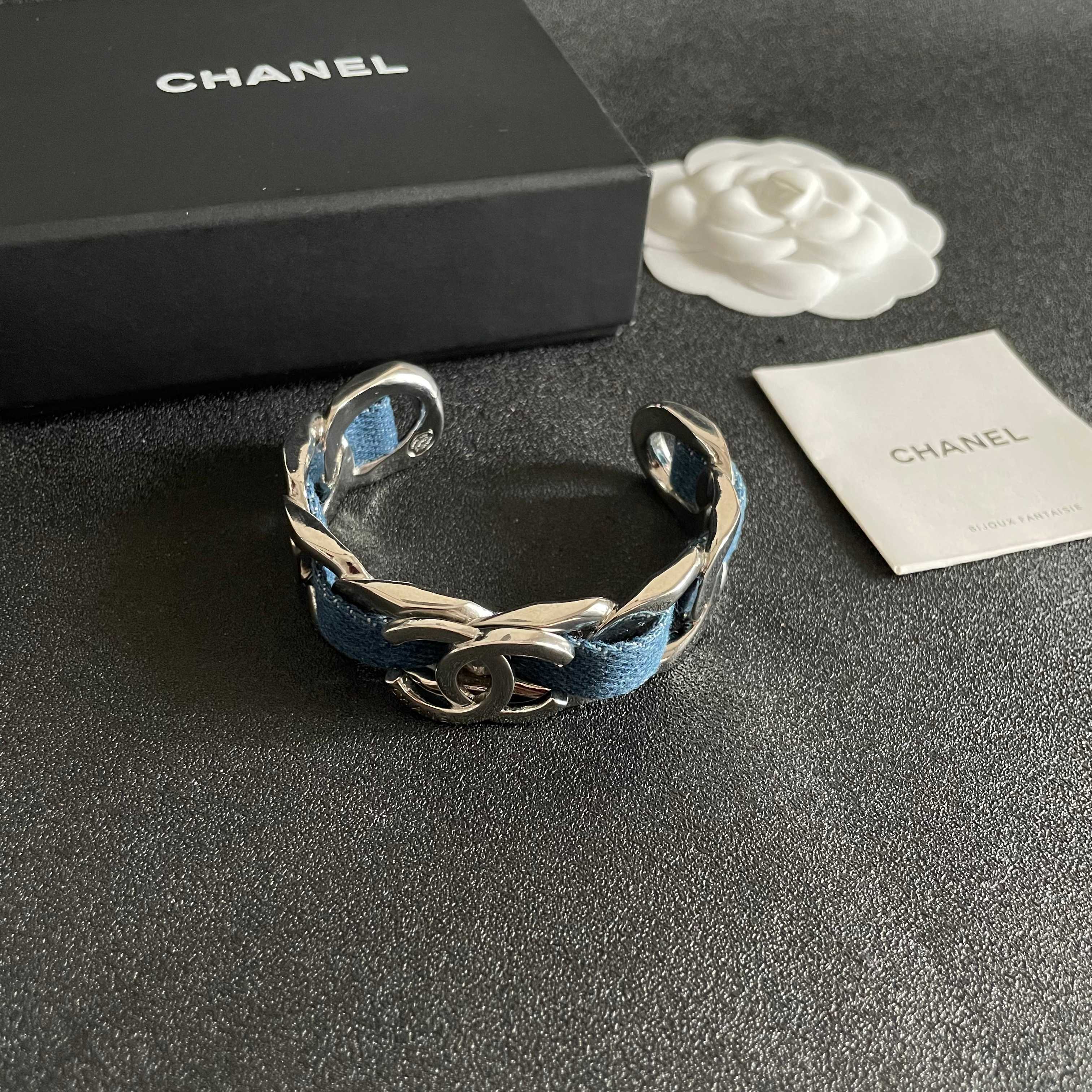Chanel 新品 小香风Chanel2026新款 皮革手镯 一致材质 火 设计独特 前卫