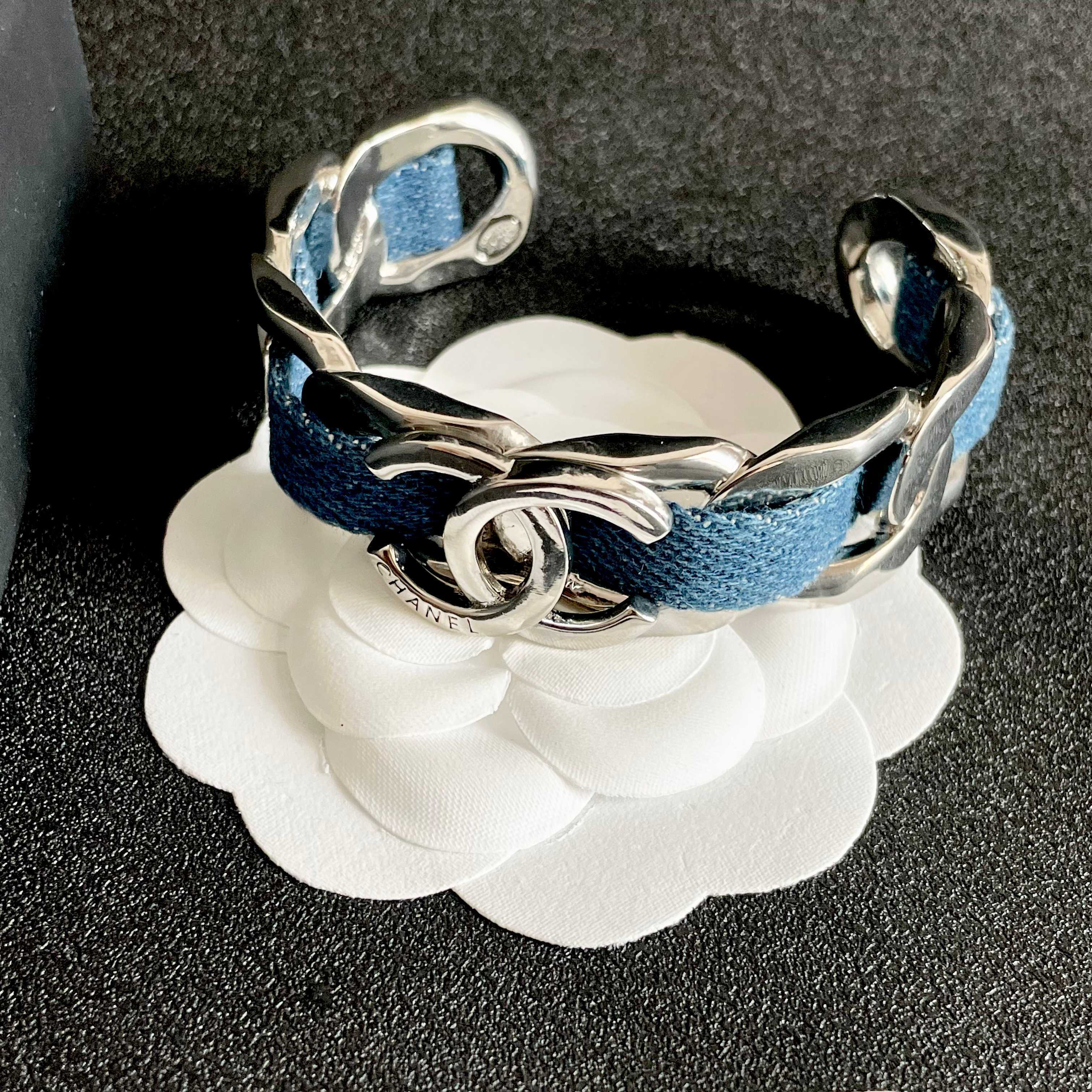 Chanel 新品 小香风Chanel2026新款 皮革手镯 一致材质 火 设计独特 前卫