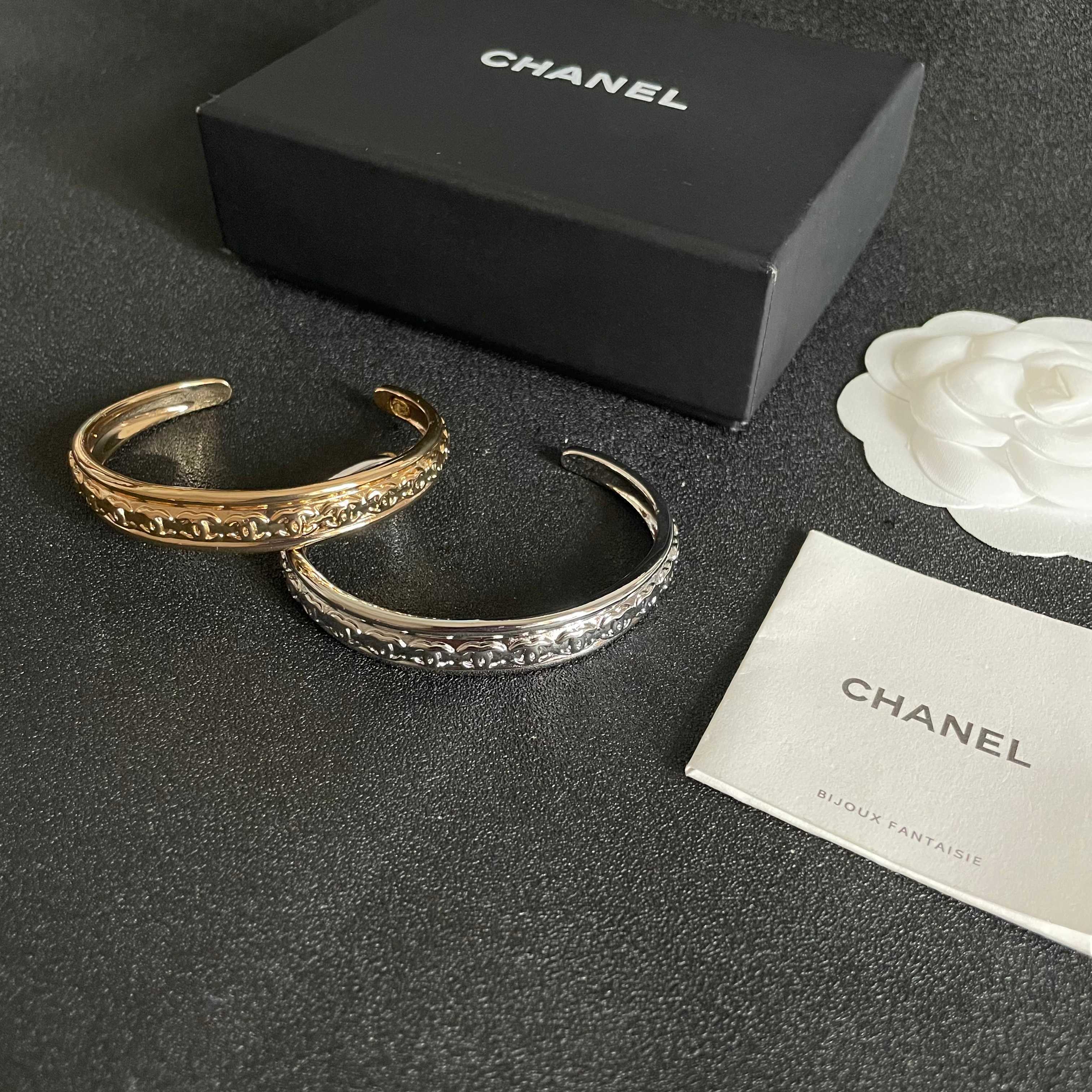Chanel 新款新款 香奈儿双C字母手镯 bling 颜色搭配得非常好高级感 女神气质高端 黄铜材质不过敏不褪色