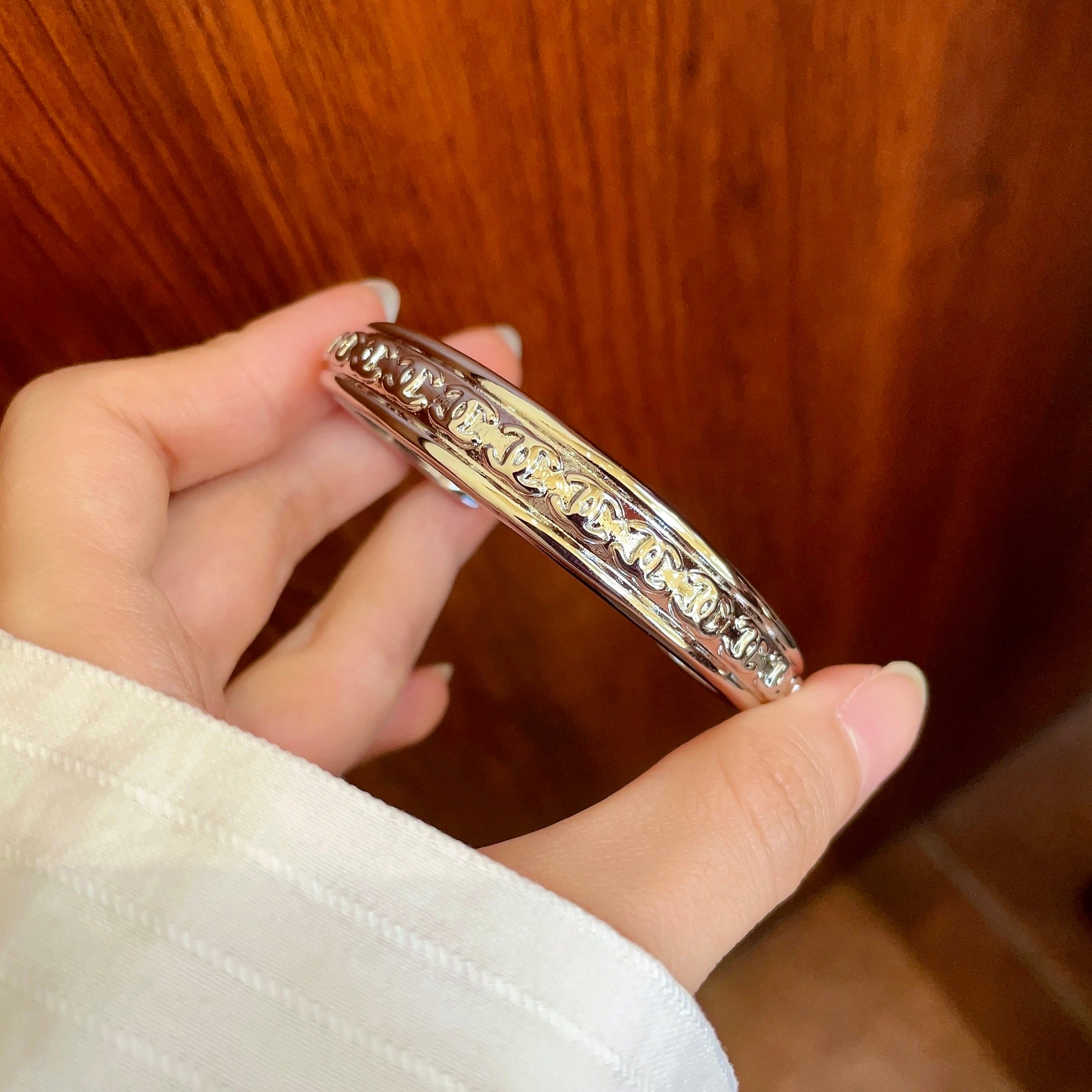 Chanel 新款新款 香奈儿双C字母手镯 bling 颜色搭配得非常好高级感 女神气质高端 黄铜材质不过敏不褪色