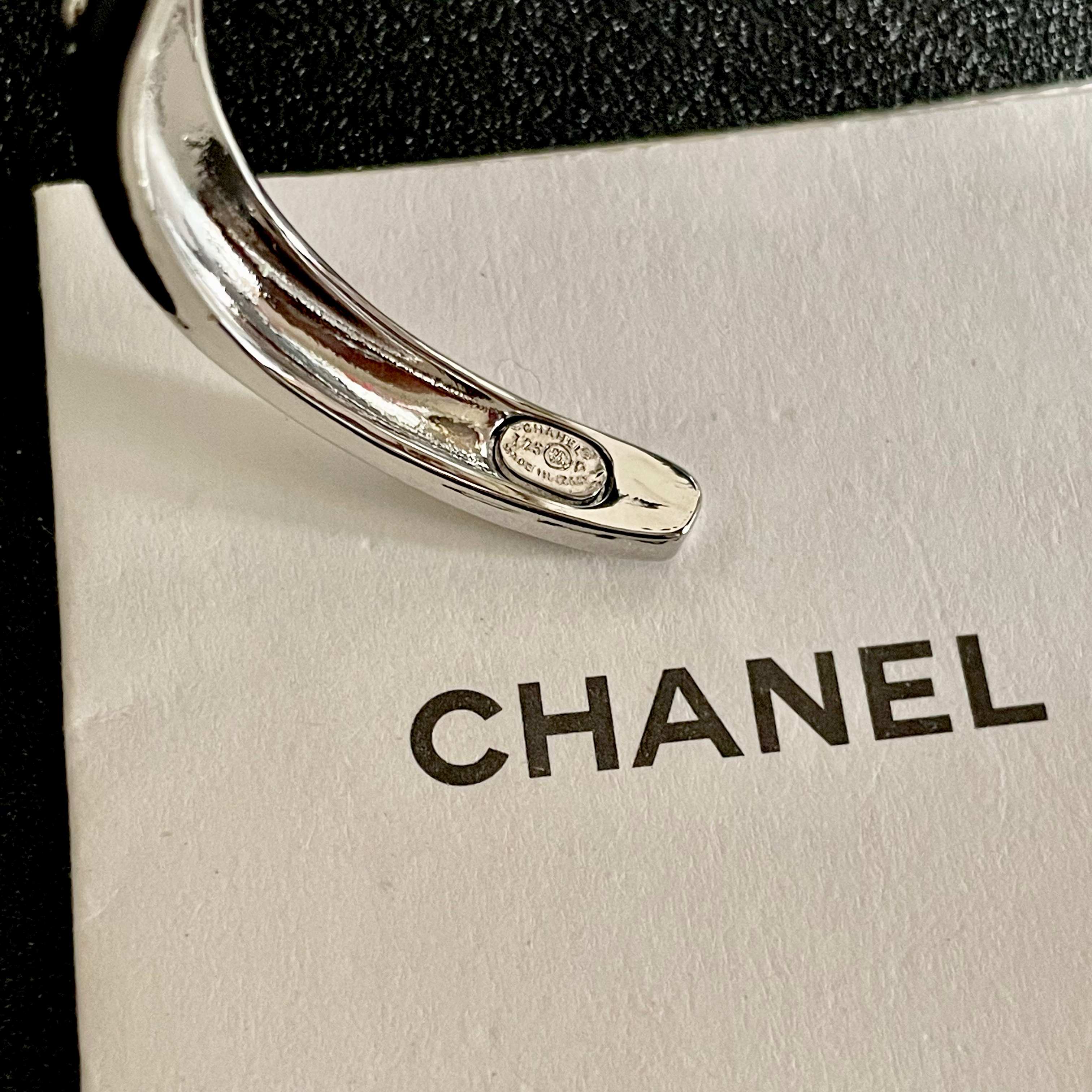 Chanel 新款新款 香奈儿双C字母手镯 bling 颜色搭配得非常好高级感 女神气质高端 黄铜材质不过敏不褪色