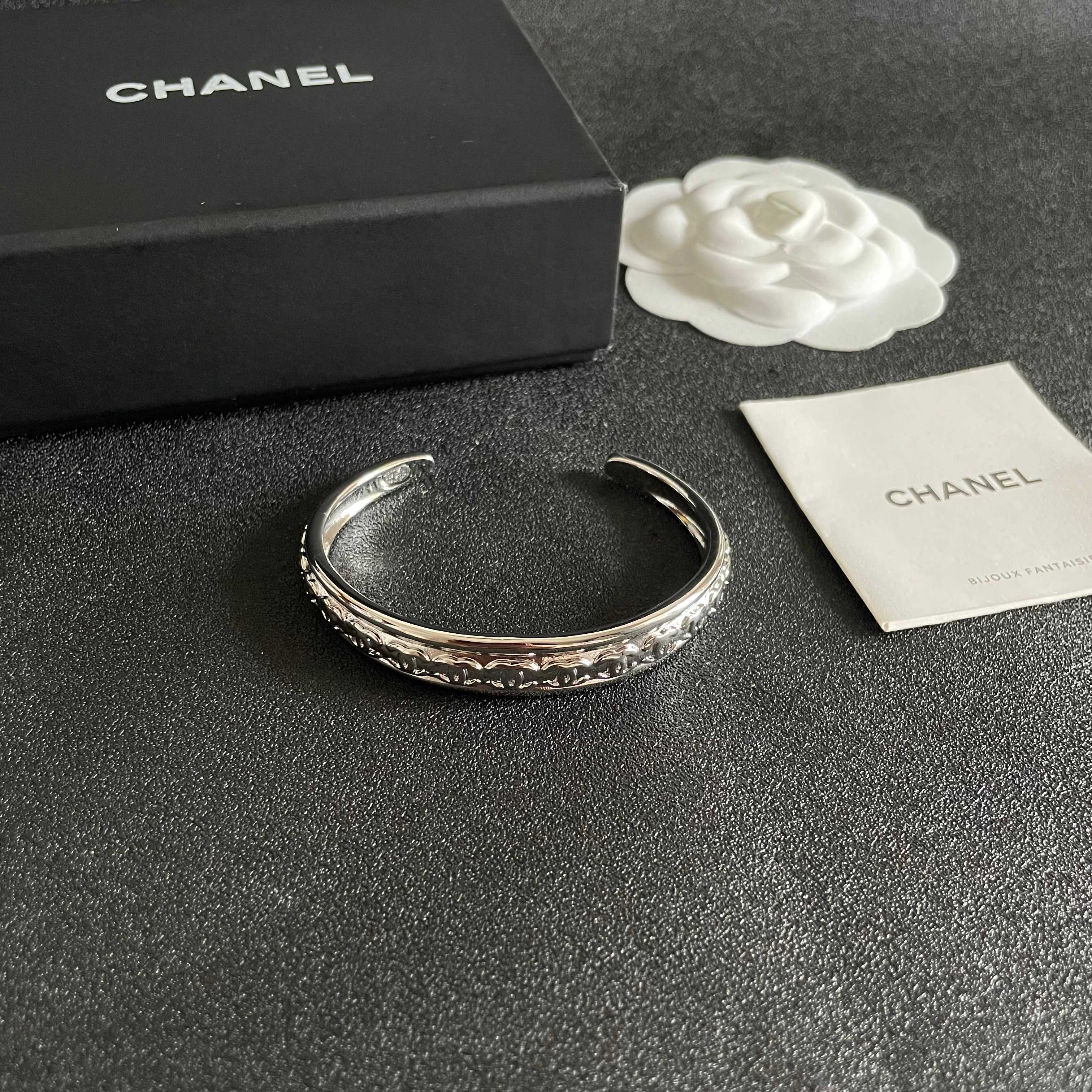 Chanel 新款新款 香奈儿双C字母手镯 bling 颜色搭配得非常好高级感 女神气质高端 黄铜材质不过敏不褪色