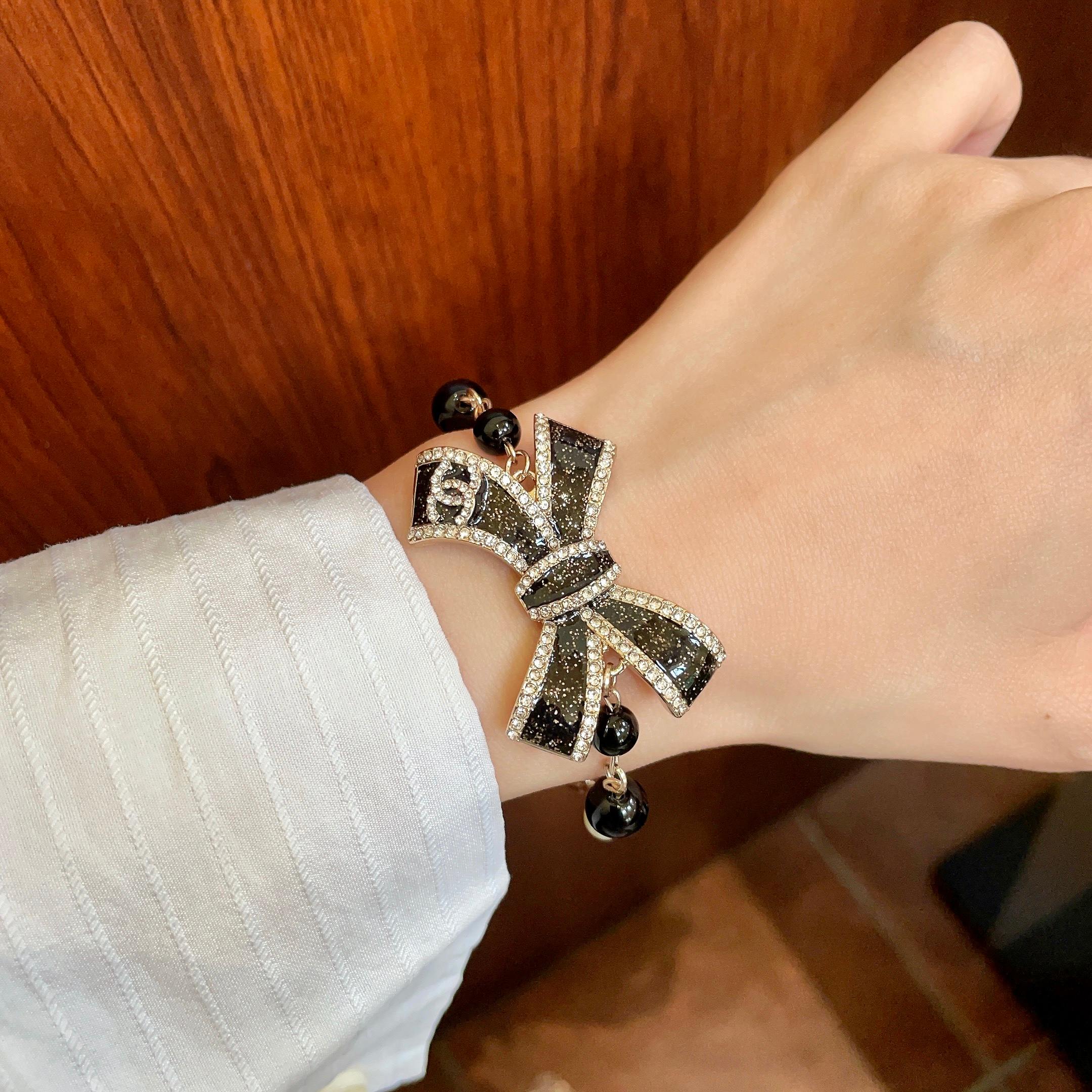 Chanel Chanel香奈儿 中古 字母 手链 小香家的款式真心无需多介绍 ，大方，非常显气质