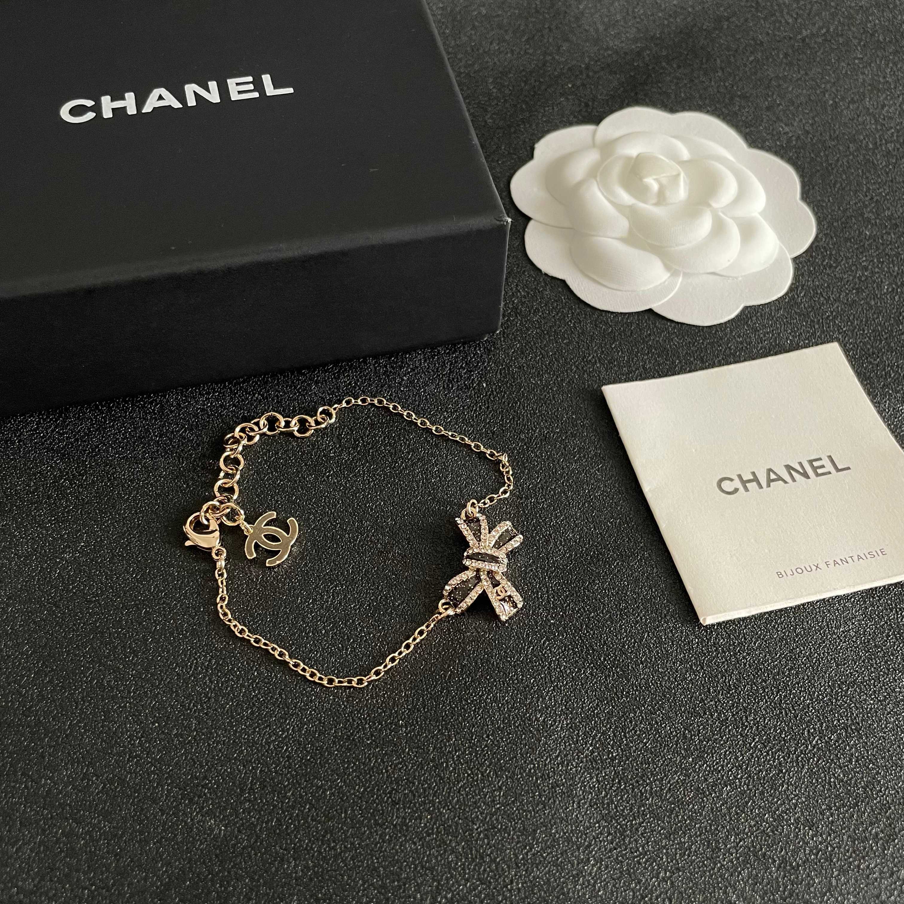 Chanel Chanel香奈儿 中古 字母 手链 小香家的款式真心无需多介绍 ，大方，非常显气质