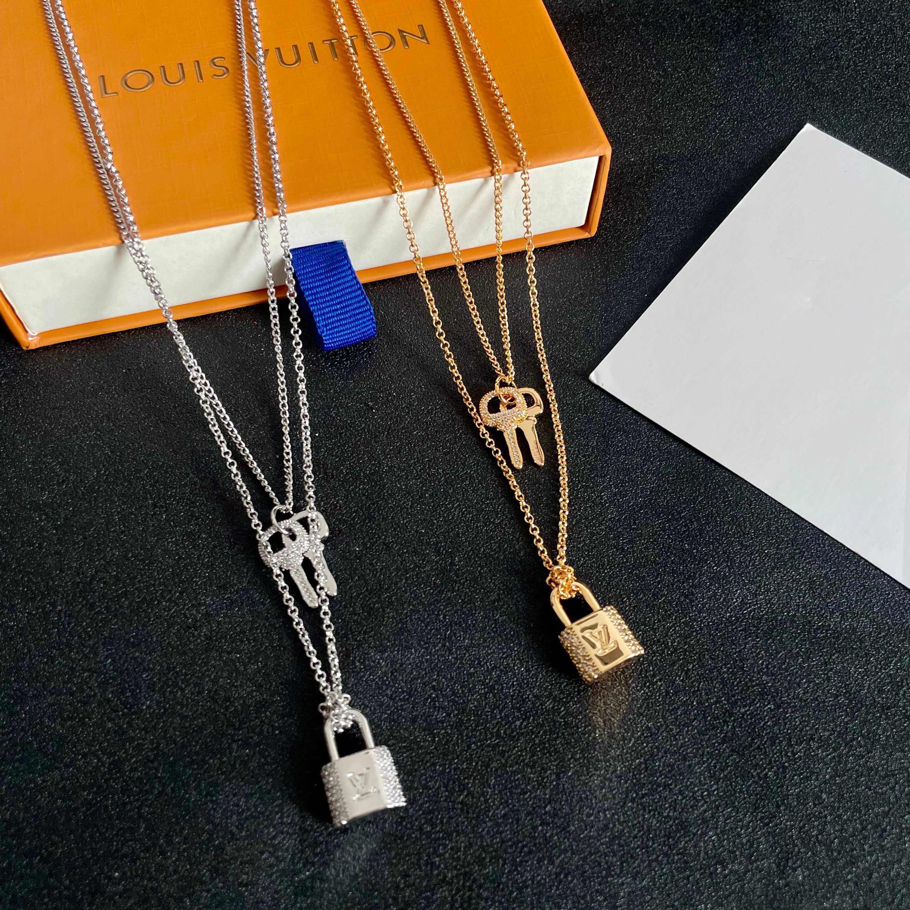 Louis Vuitton 双层项链 LOUISVUITTON以 花纹图案设计 双花 款设计方式吊坠LV品牌标志设计