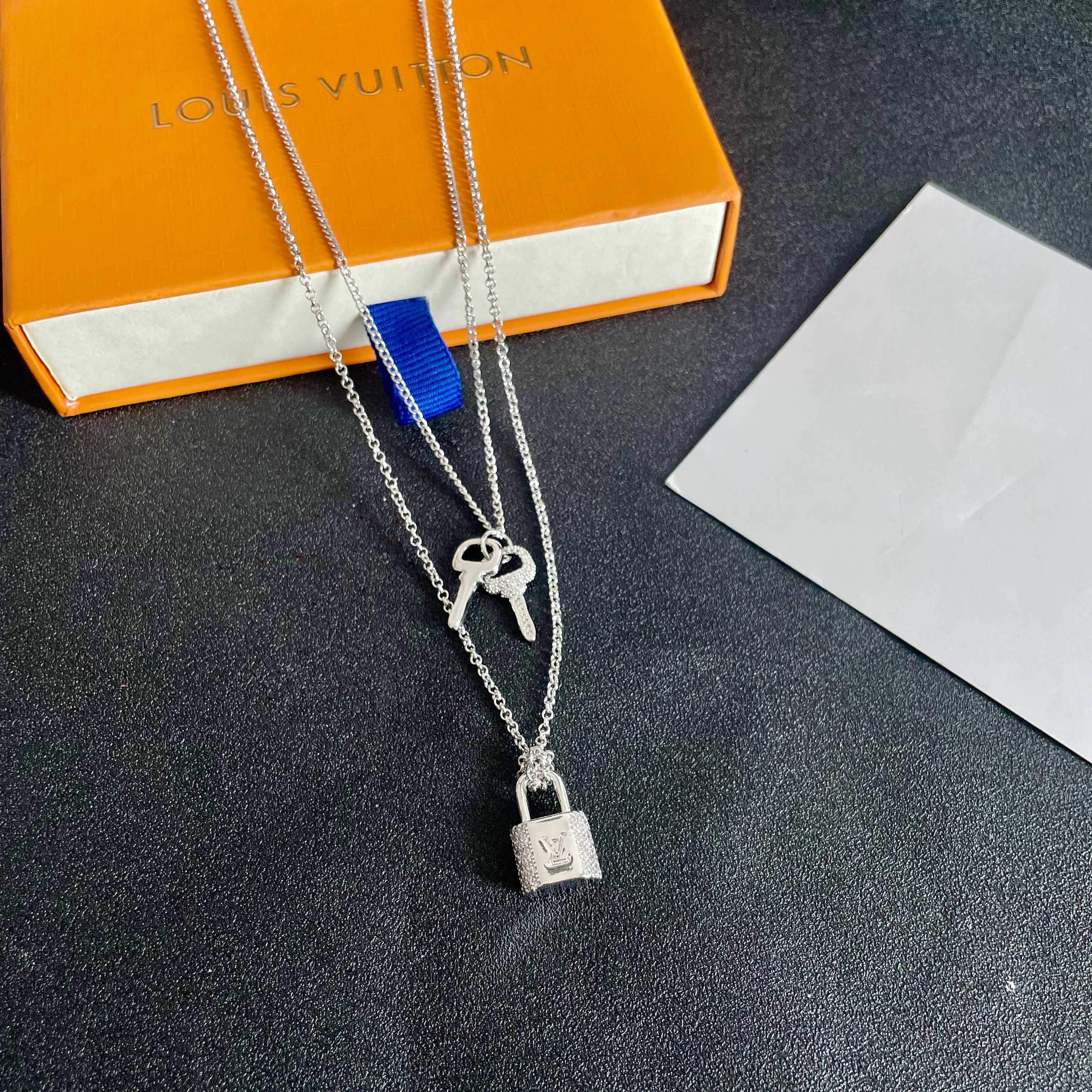 Louis Vuitton 双层项链 LOUISVUITTON以 花纹图案设计 双花 款设计方式吊坠LV品牌标志设计
