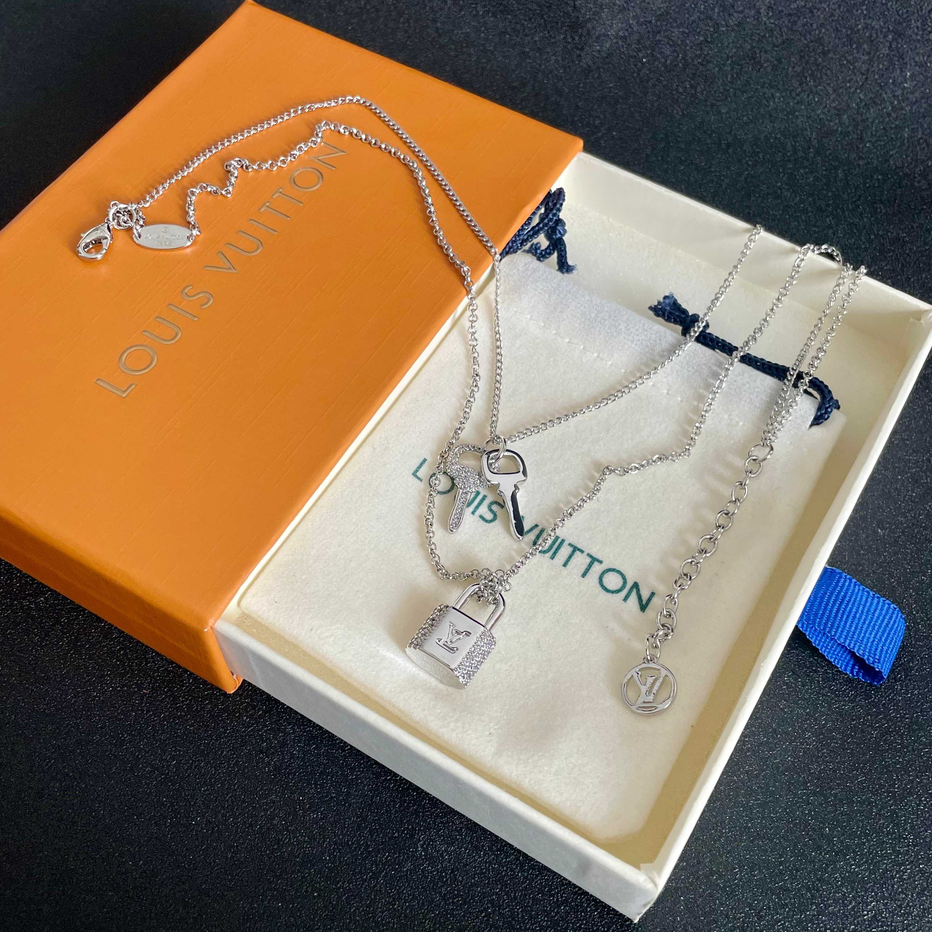 Louis Vuitton 双层项链 LOUISVUITTON以 花纹图案设计 双花 款设计方式吊坠LV品牌标志设计