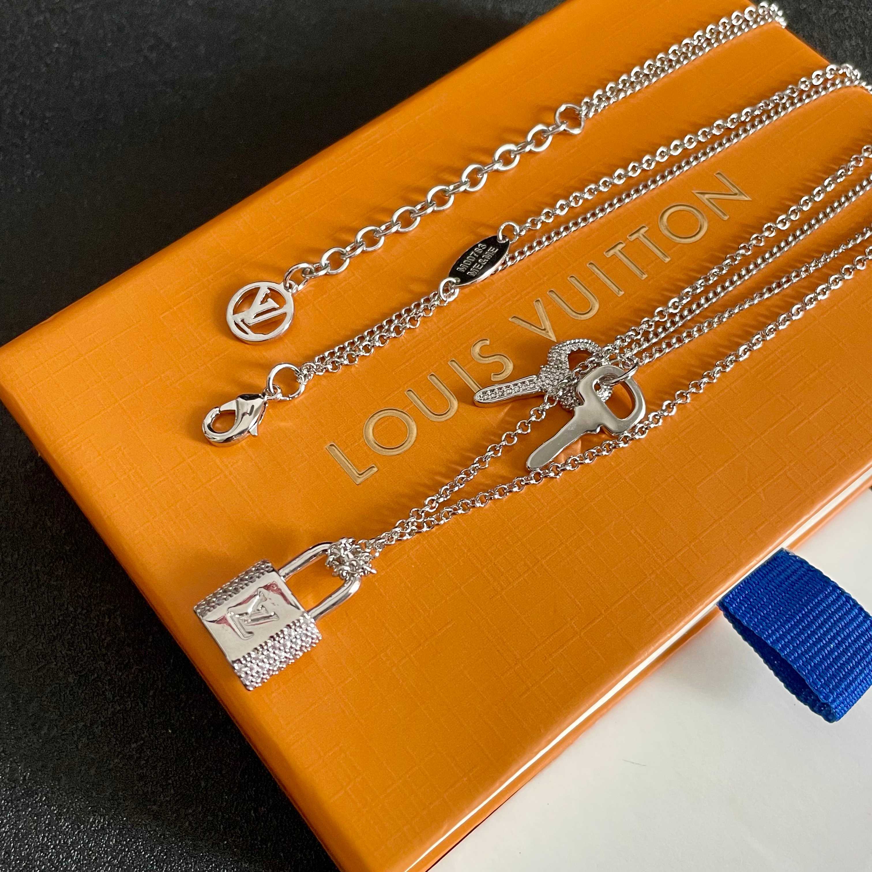 Louis Vuitton 双层项链 LOUISVUITTON以 花纹图案设计 双花 款设计方式吊坠LV品牌标志设计